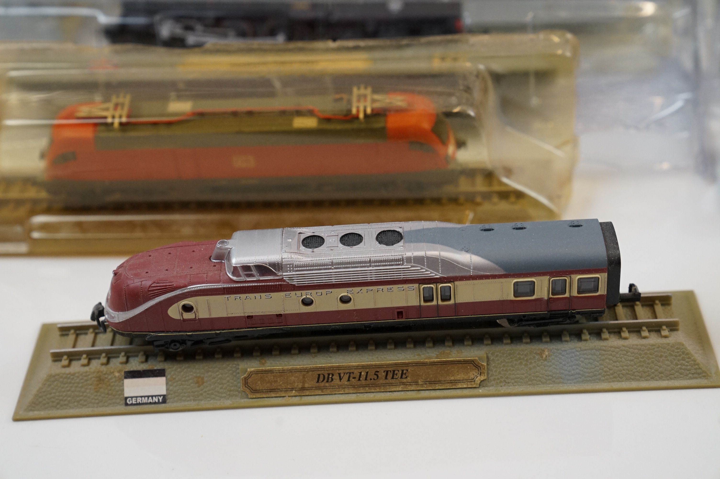 23 Boxed Del Prado model locomotives on stands - Image 3 of 8