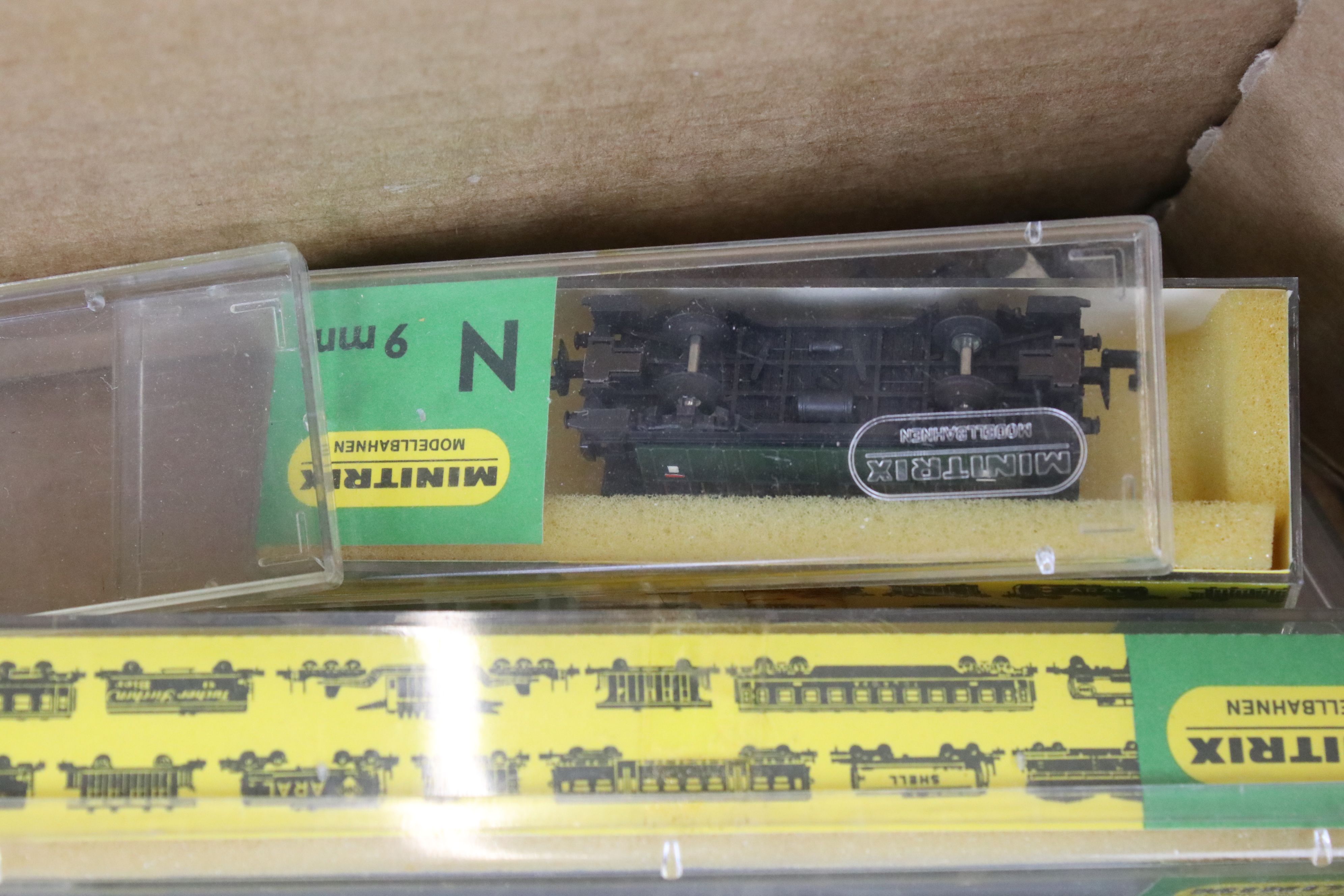 Collection of N gauge model railway to include rolling stock, railcar. locomotive and various - Image 8 of 9