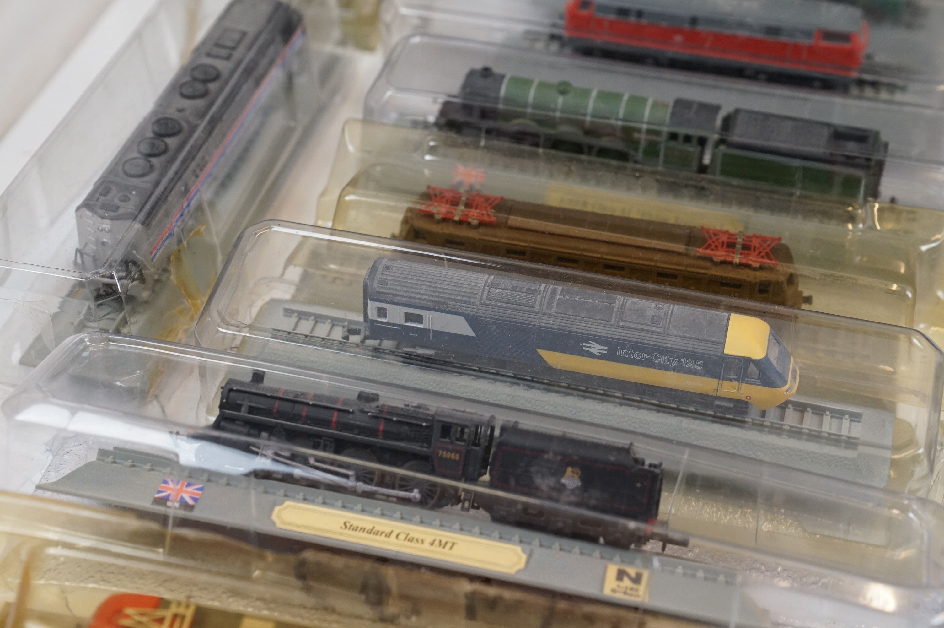 23 Boxed Del Prado model locomotives on stands - Image 8 of 8