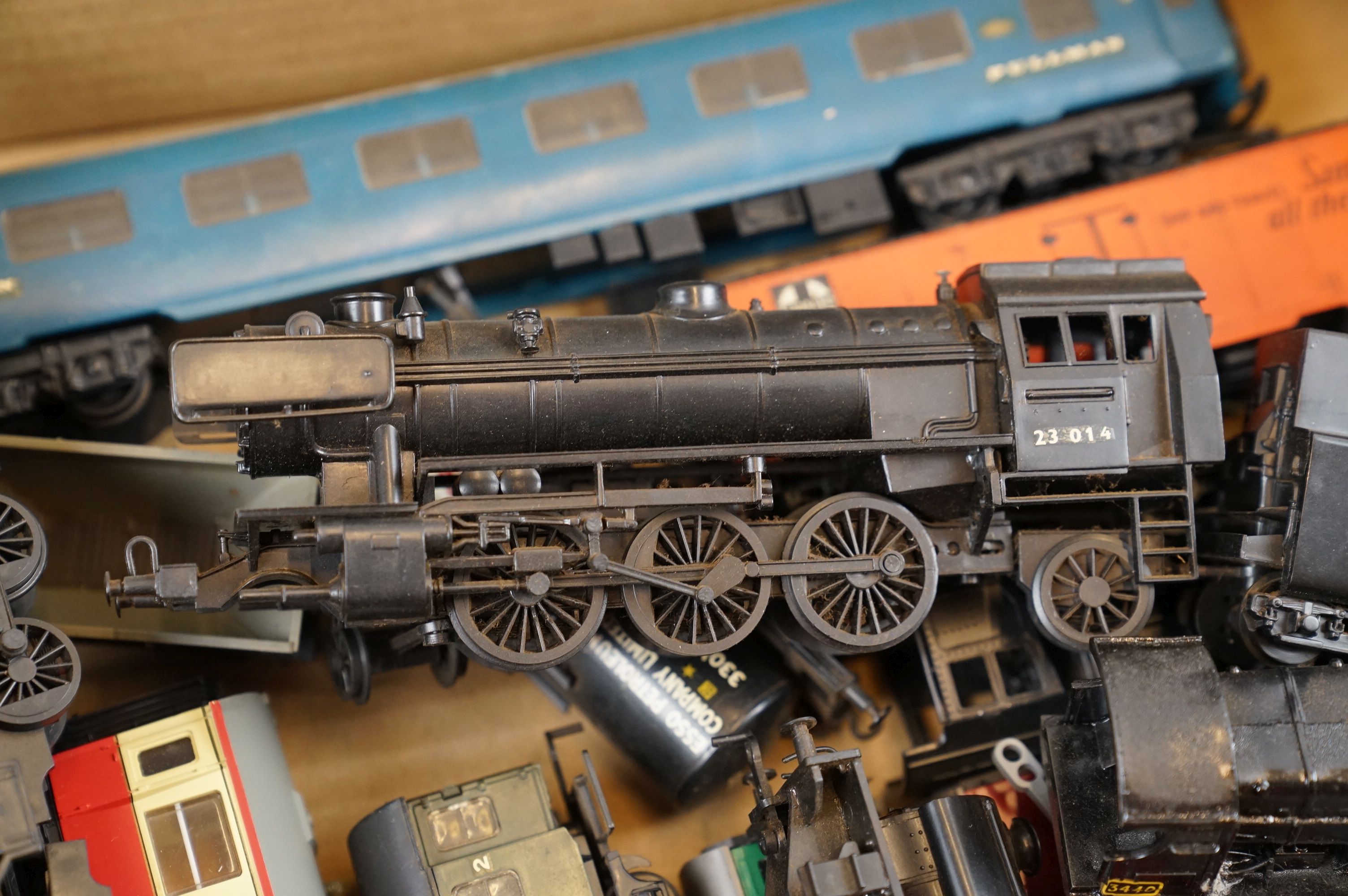 16 OO gauge items of rolling stock to include Hornby and Kitmaster plus a group of plastic kit - Image 3 of 9