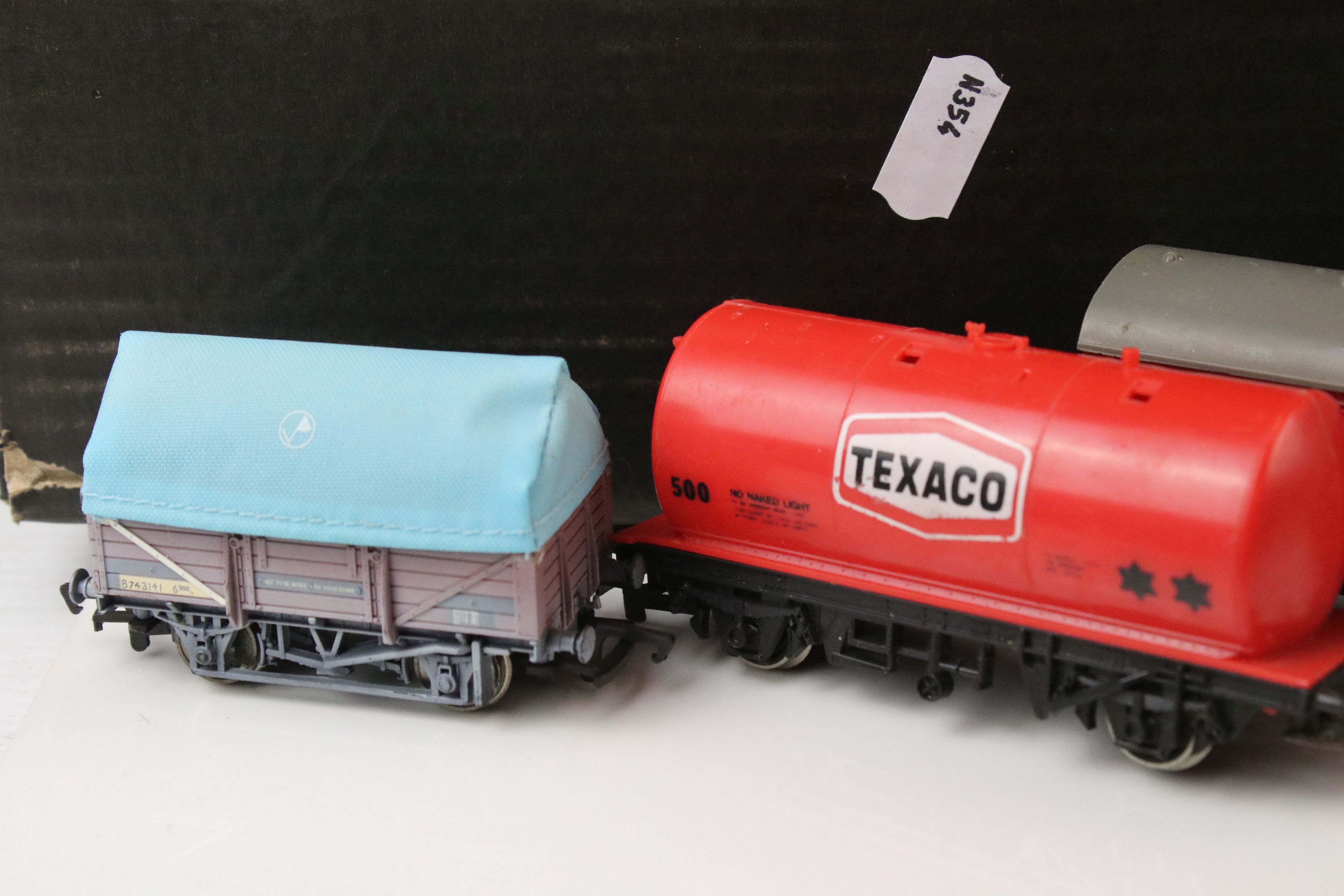 29 OO gauge items of rolling stock to include Hornby, Triang and Bachmann featuring coaches, Royal - Image 4 of 7