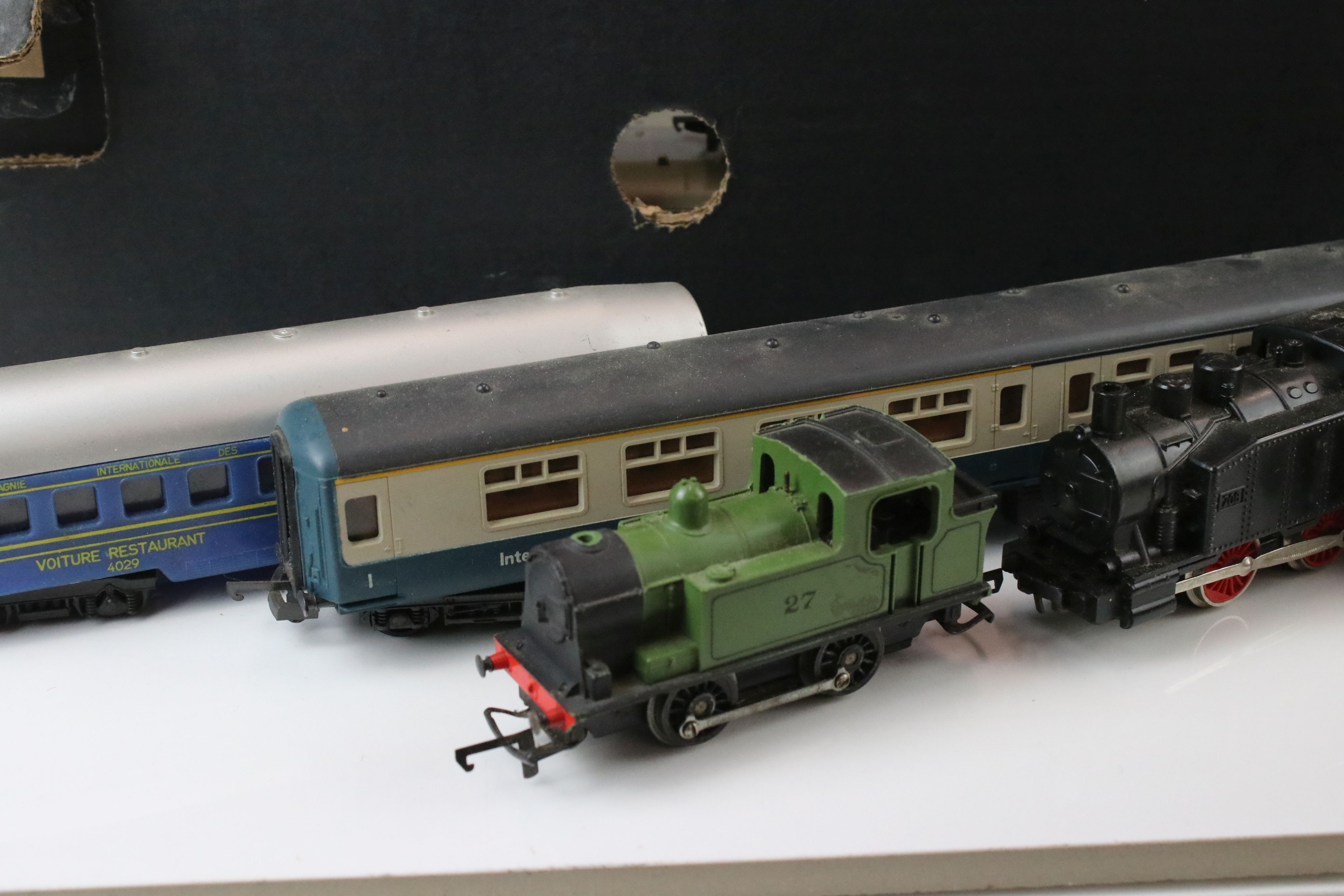 Collection of OO gauge model railway to include 8 x locomotives and 16 x items of rolling stock to - Image 4 of 7