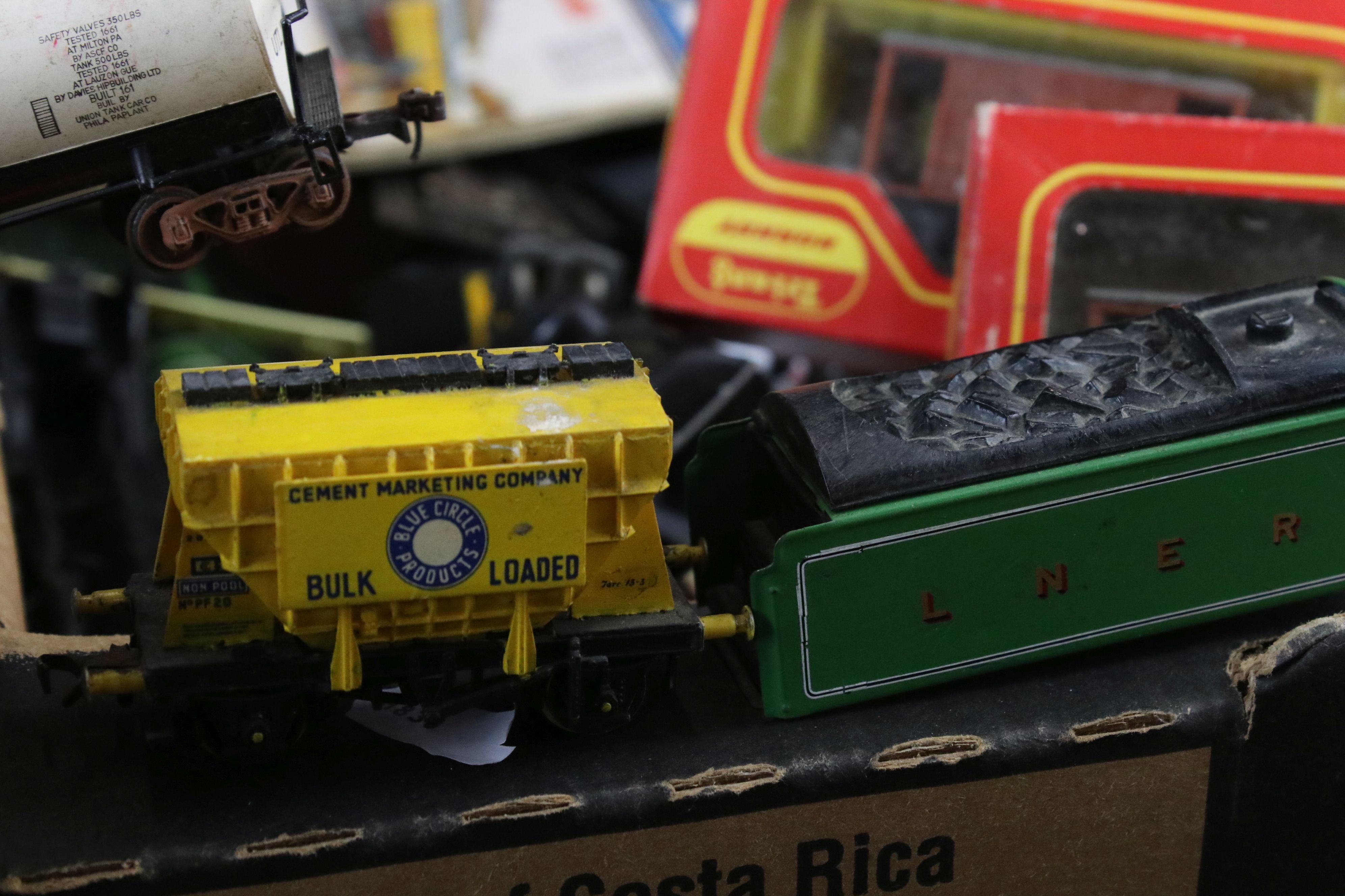 Collection of OO gauge model railway to include locomotives, various rolling stock, platform, - Image 3 of 9