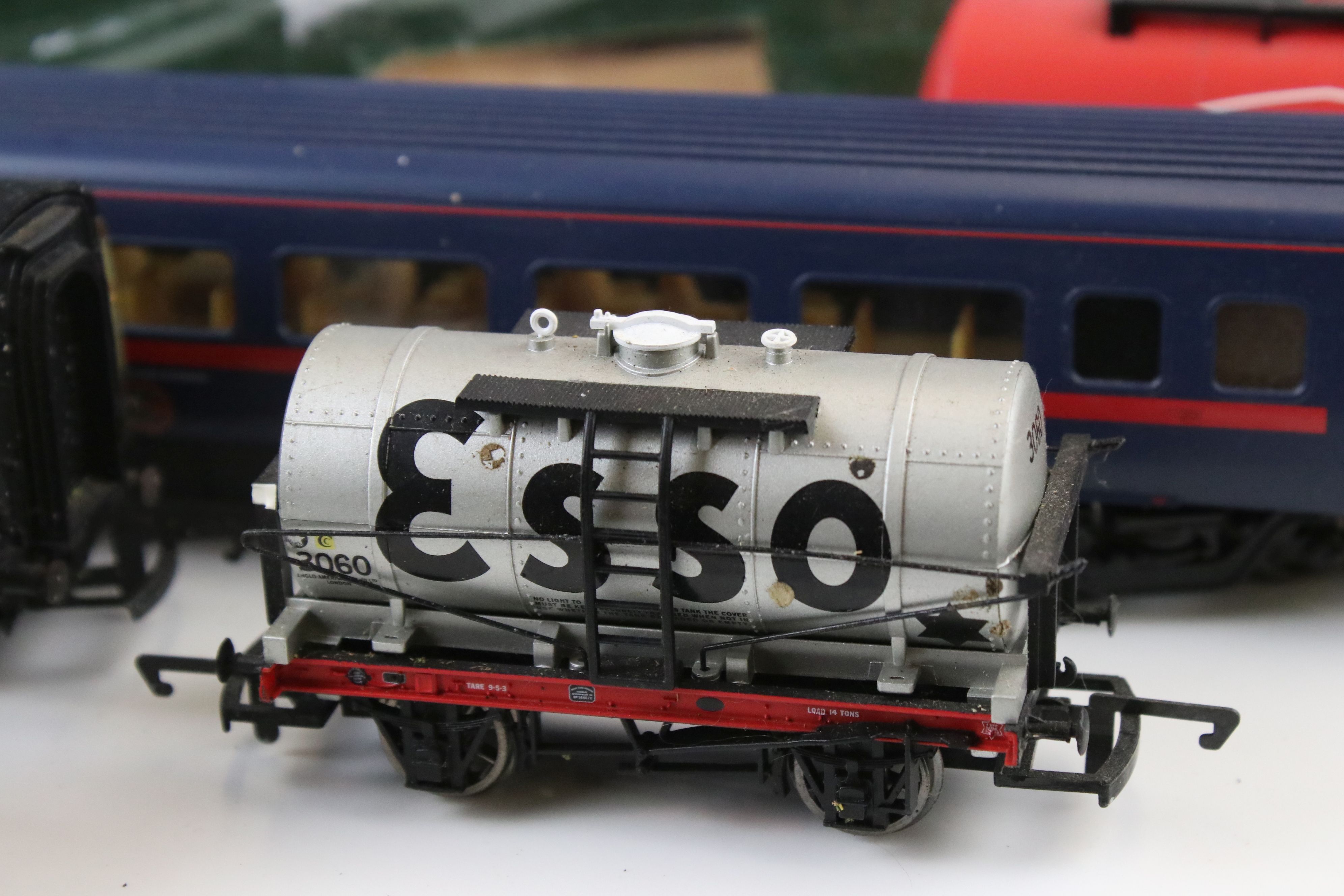 35 Hornby OO gauge items of rolling stock in vg condition to include crane, coaches and wagons - Image 2 of 7