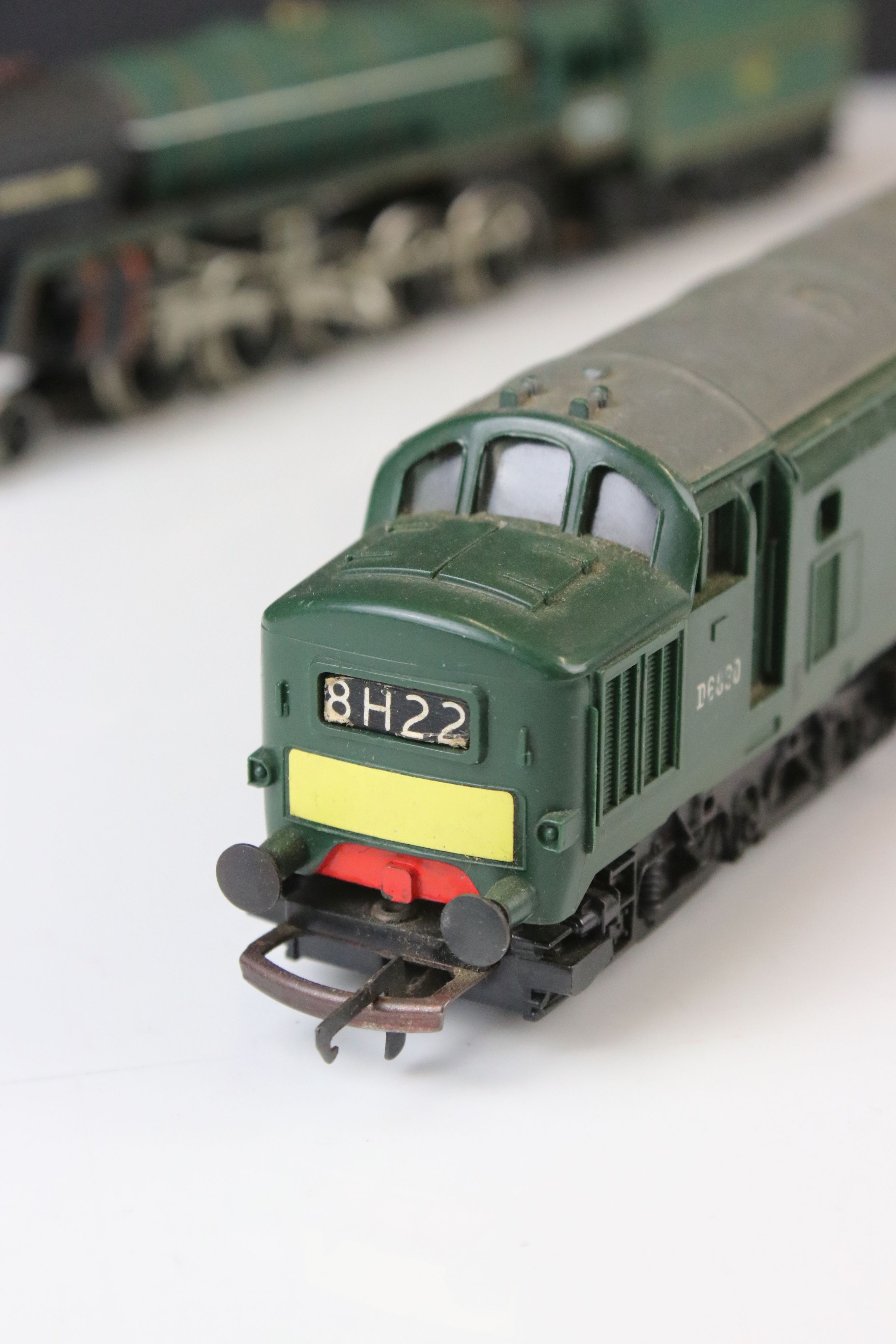 Six OO gauge locomotives to include Triang Hornby Evening Star 2-8-0 with tender etc, some play wear - Image 6 of 7