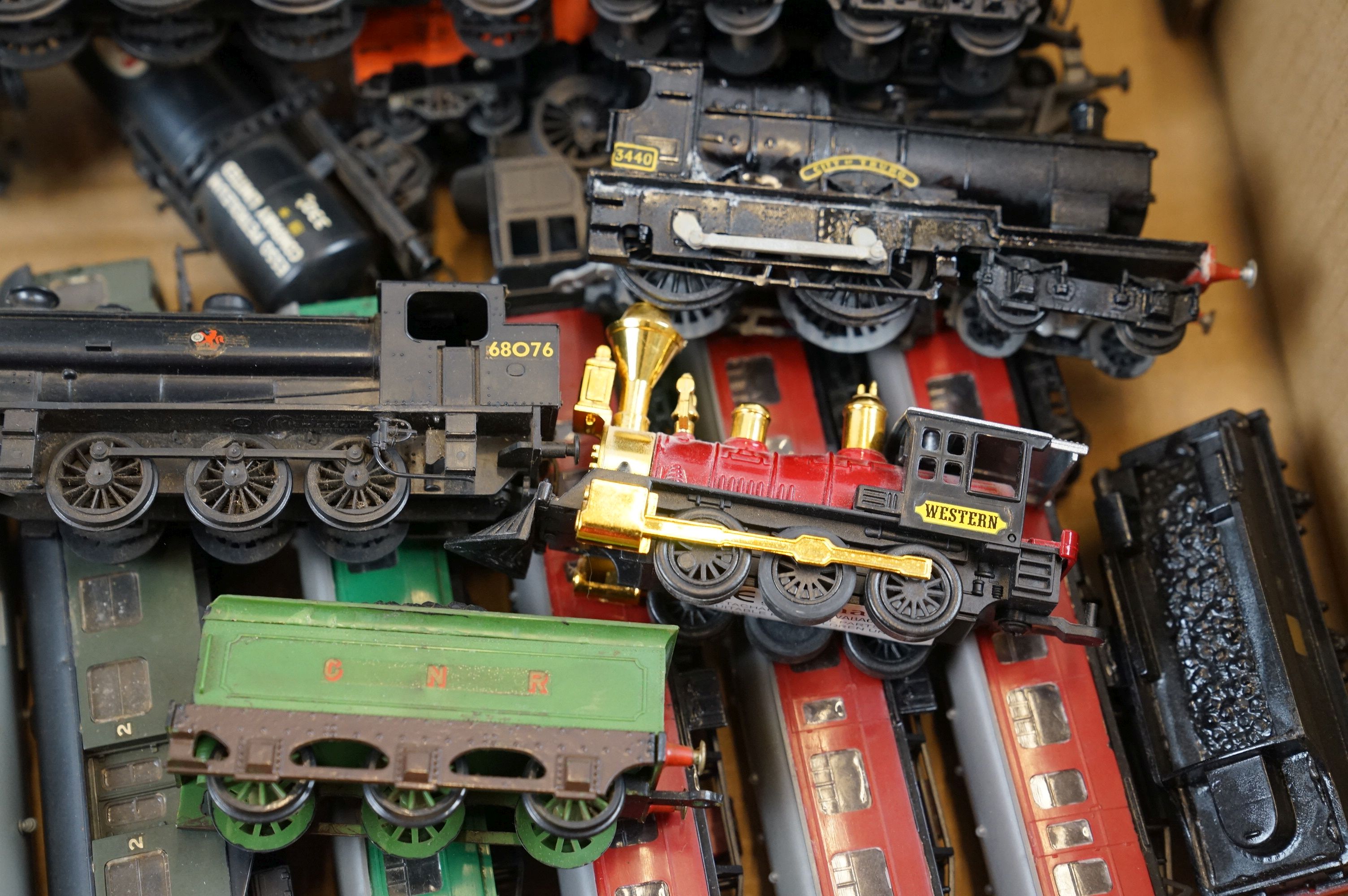 16 OO gauge items of rolling stock to include Hornby and Kitmaster plus a group of plastic kit - Image 7 of 9