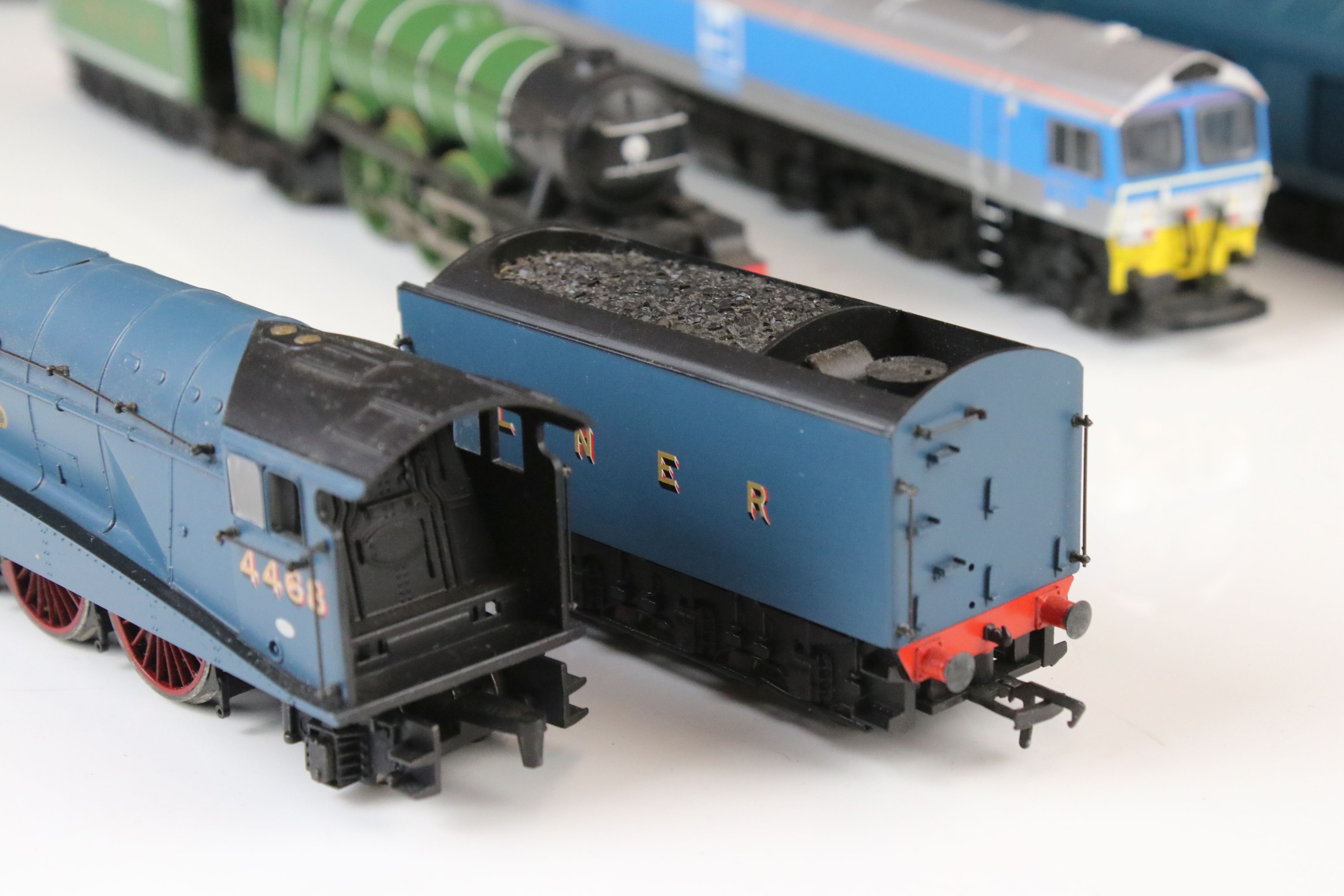 Four OO gauge locomotives to include 3 x Hornby (Flying Scotsman, Yeoman Kenneth J Painter & - Image 5 of 14