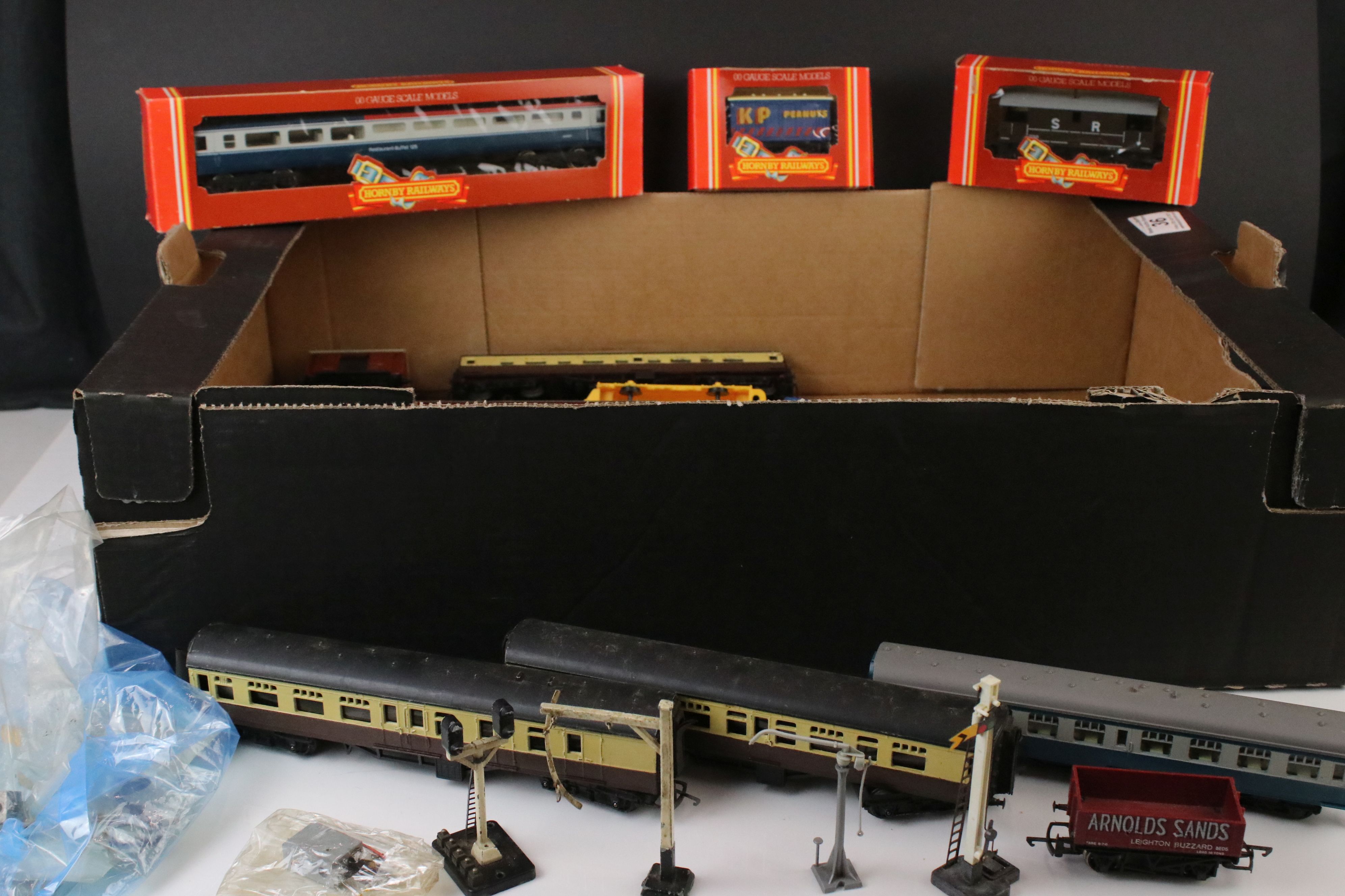 19 OO gauge items of rolling stock to include 3 x boxed Hornby examples (R427, R001 & R029) plus a