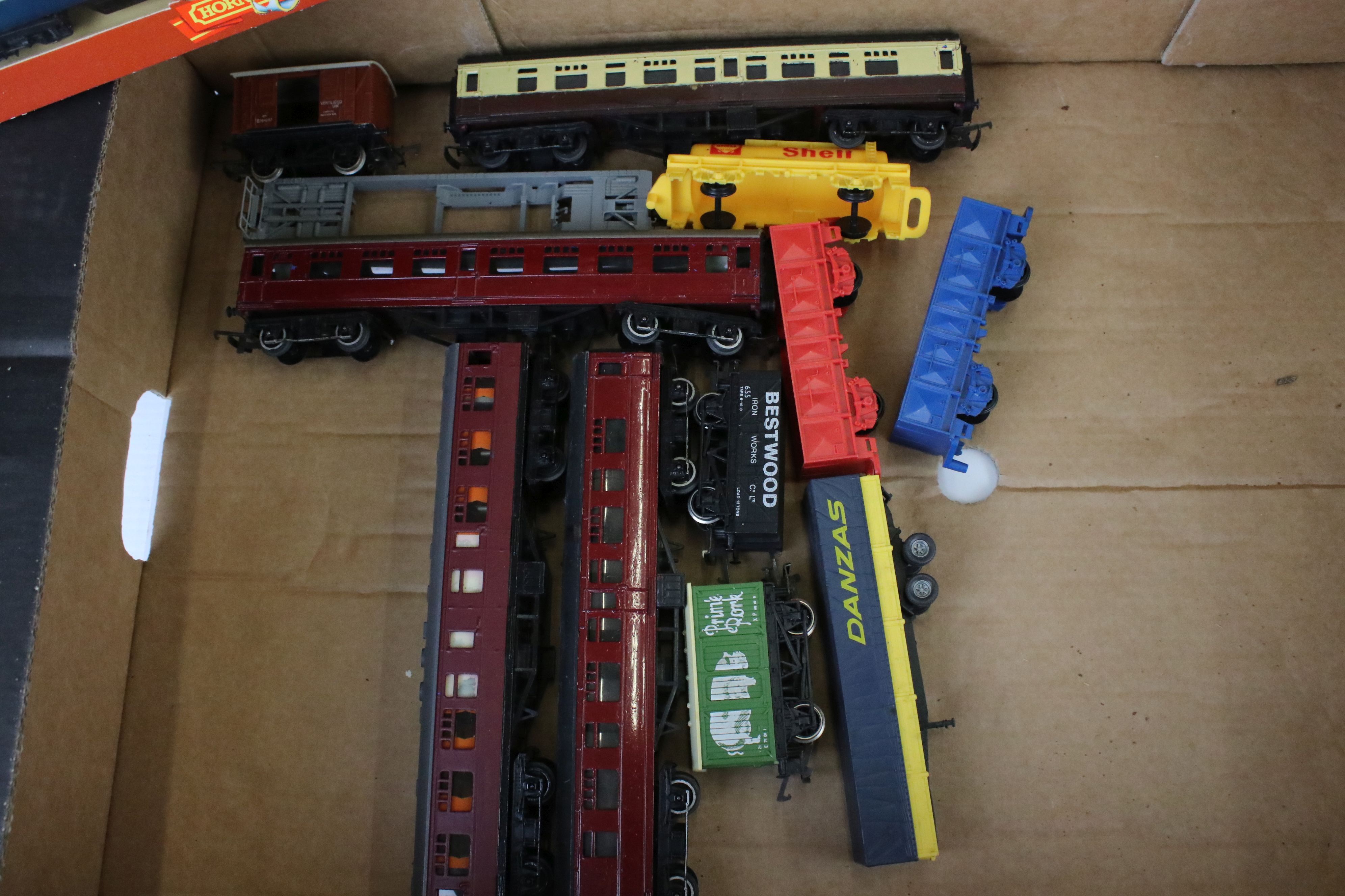 19 OO gauge items of rolling stock to include 3 x boxed Hornby examples (R427, R001 & R029) plus a - Image 7 of 7