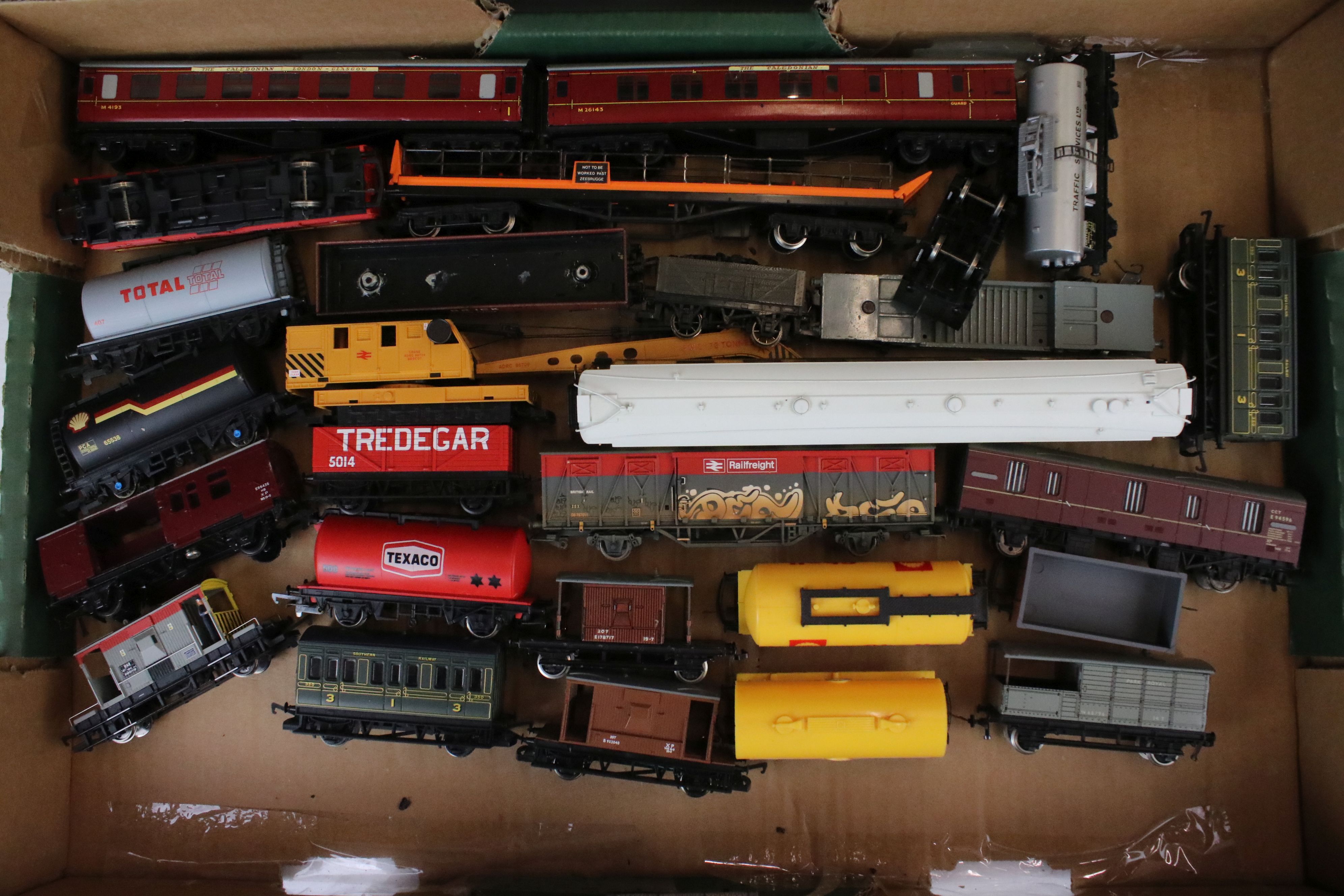 35 Hornby OO gauge items of rolling stock in vg condition to include crane, coaches and wagons - Image 5 of 7