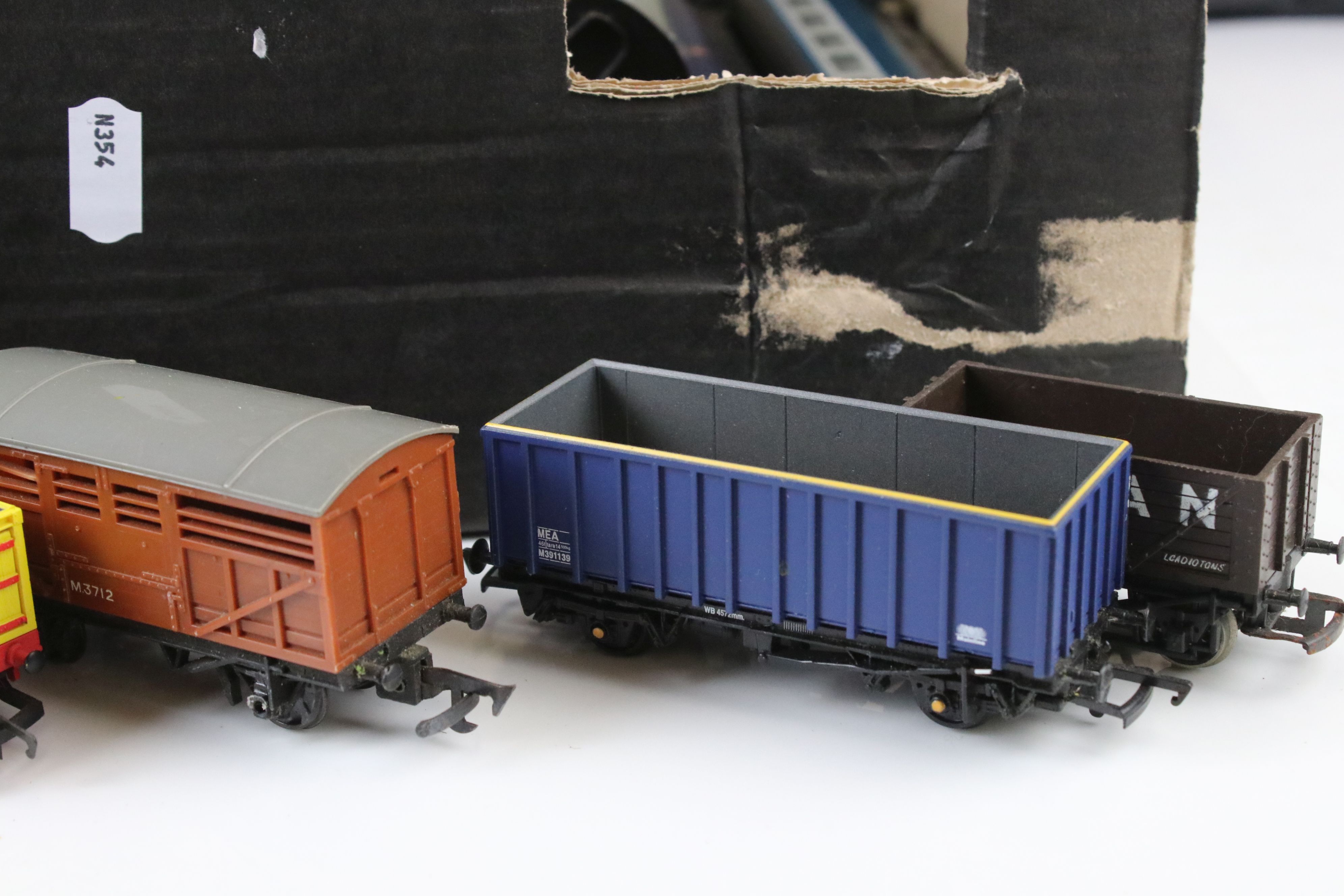 29 OO gauge items of rolling stock to include Hornby, Triang and Bachmann featuring coaches, Royal - Image 6 of 7