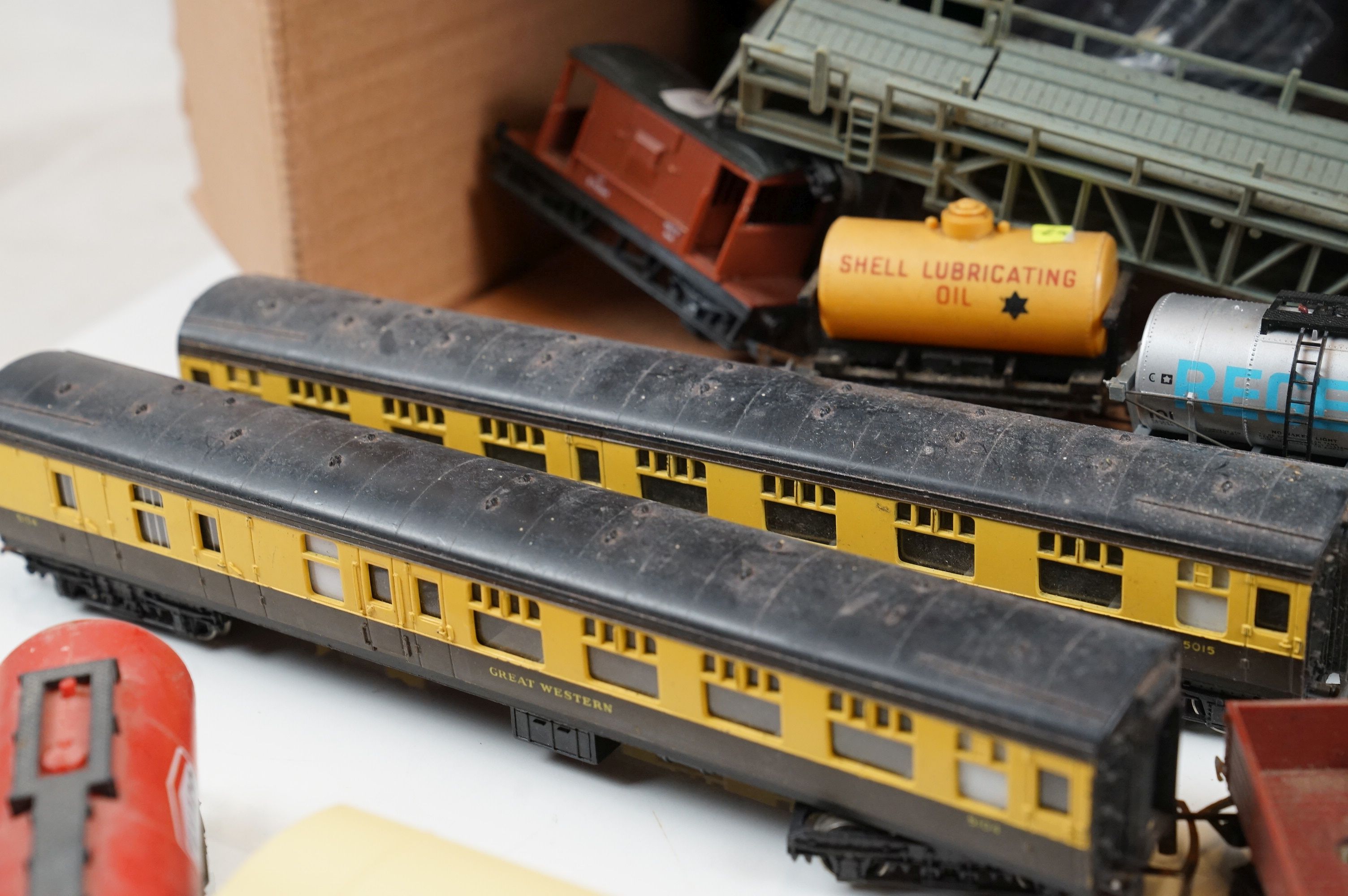 Group of OO gauge model railway to include 23 x items of rolling stock including Triang, Hornby, - Image 4 of 8