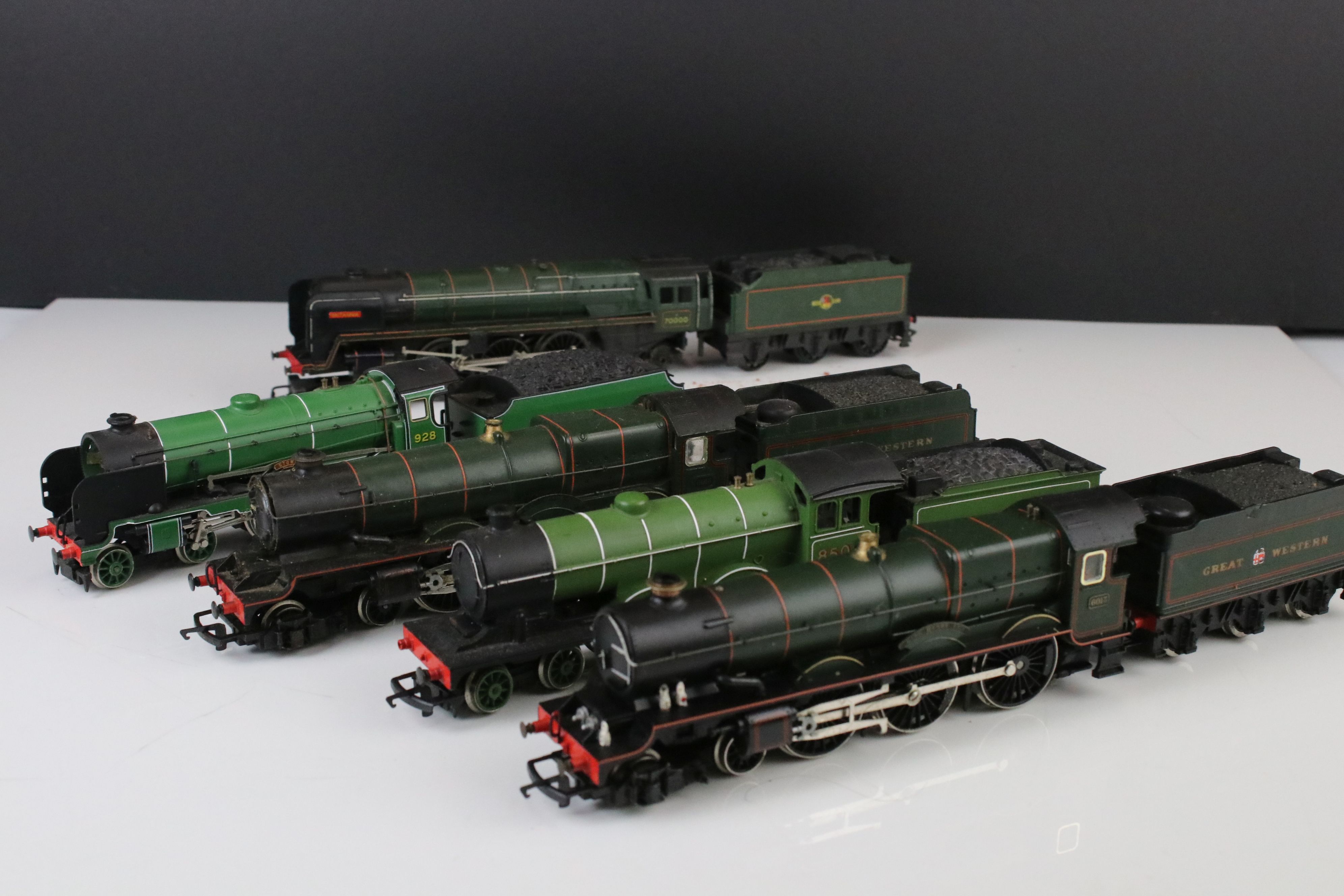 Five OO gauge locomotives with tenders (some unrelated) to include Hornby Stowe 4-4-0, Hornby King