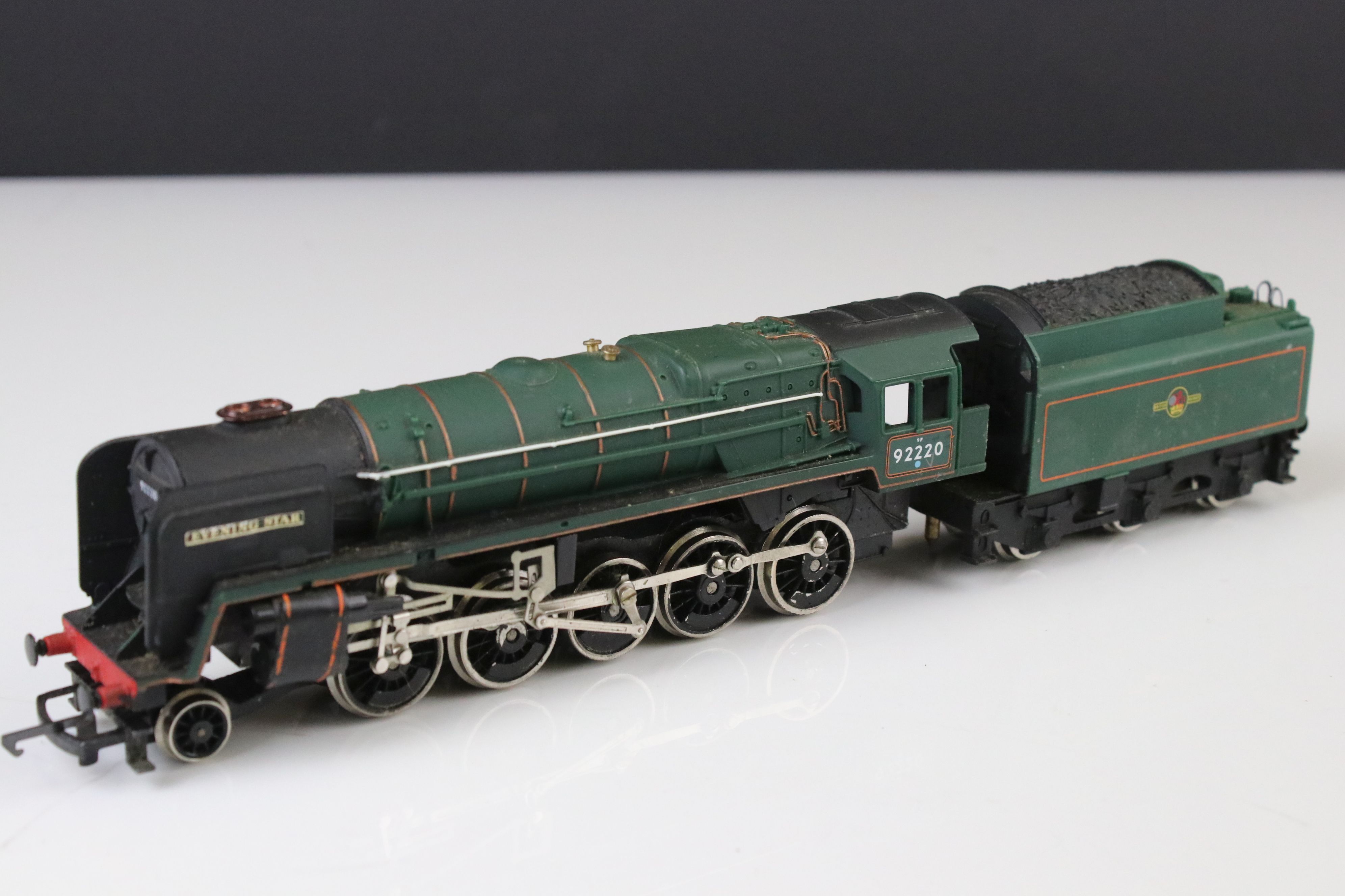 Six OO gauge locomotives to include Triang Hornby Evening Star 2-8-0 with tender etc, some play wear - Image 7 of 7