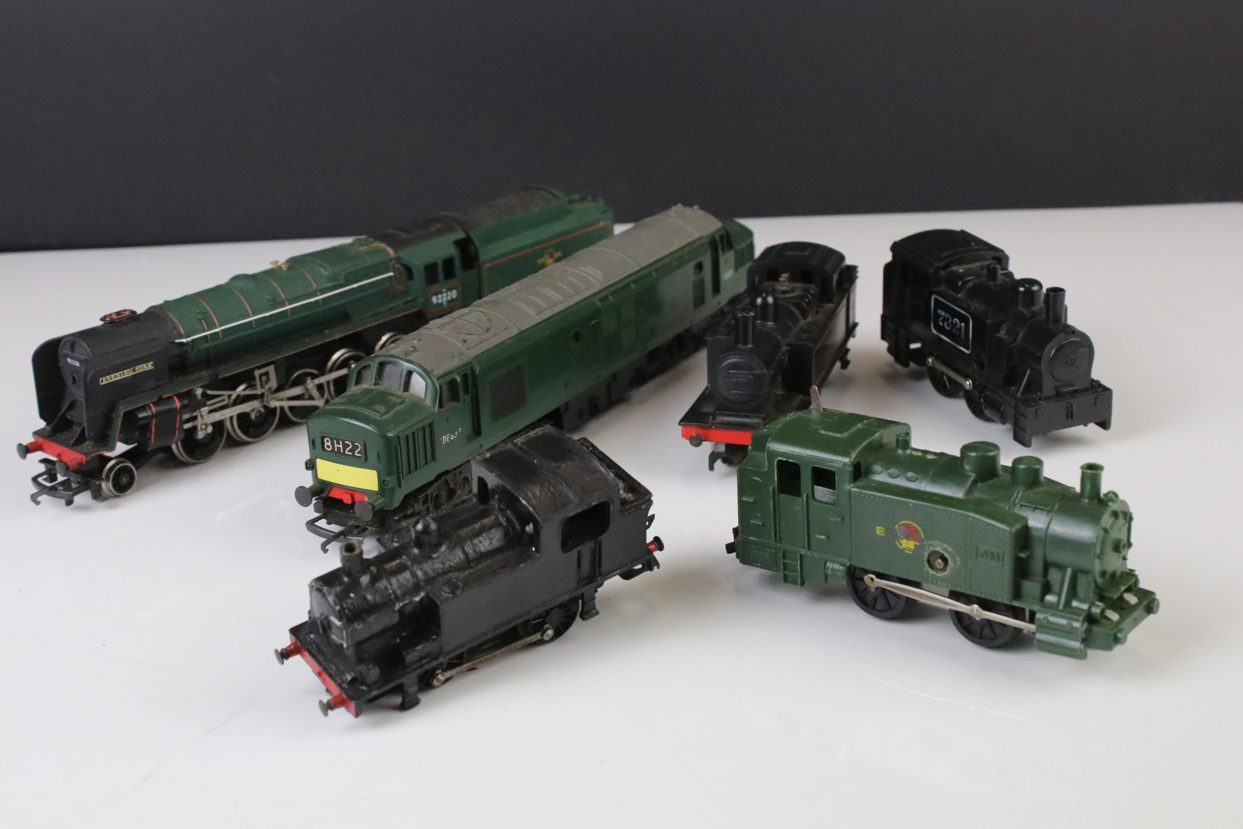 Six OO gauge locomotives to include Triang Hornby Evening Star 2-8-0 with tender etc, some play wear