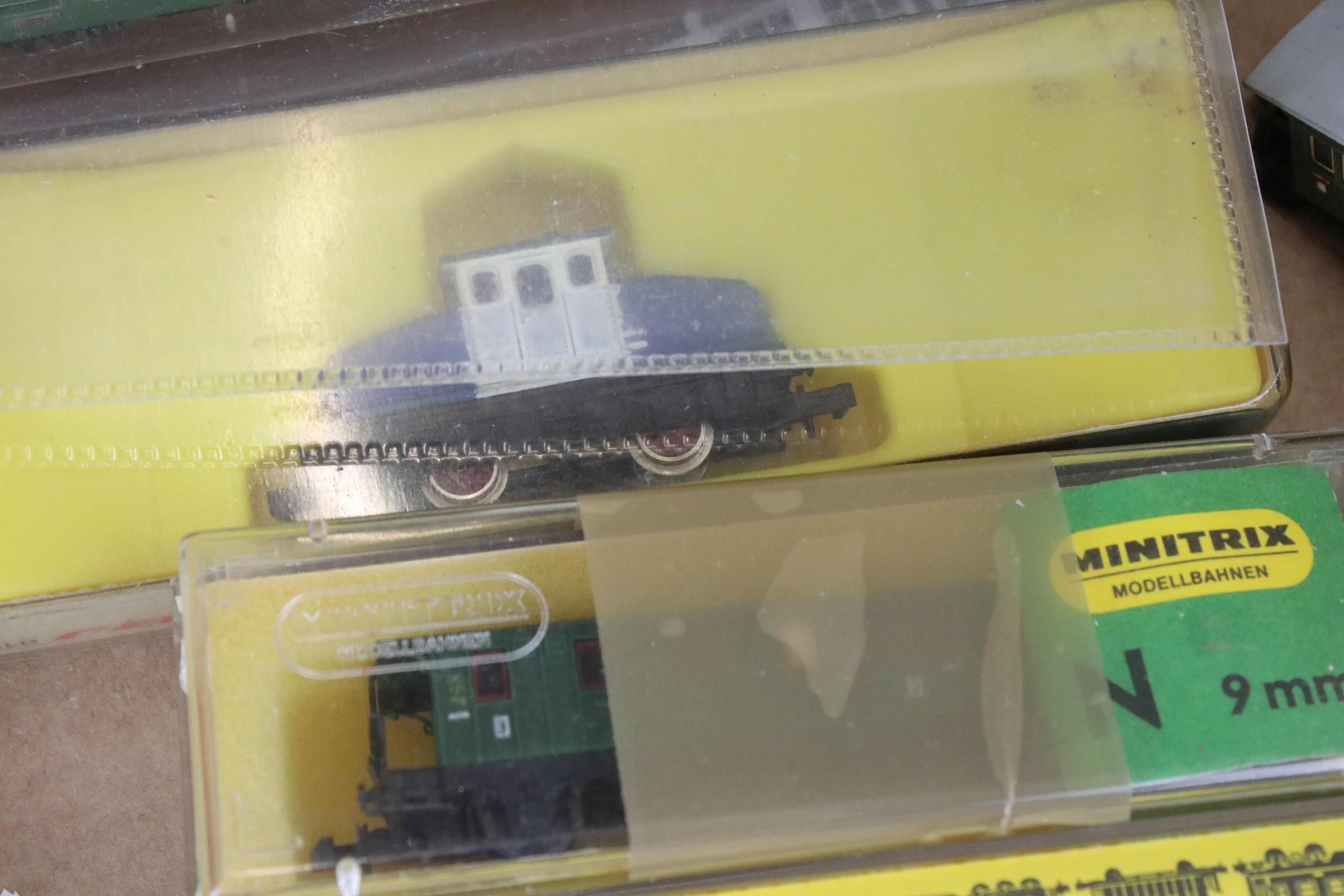 Collection of N gauge model railway to include rolling stock, railcar. locomotive and various - Image 7 of 9