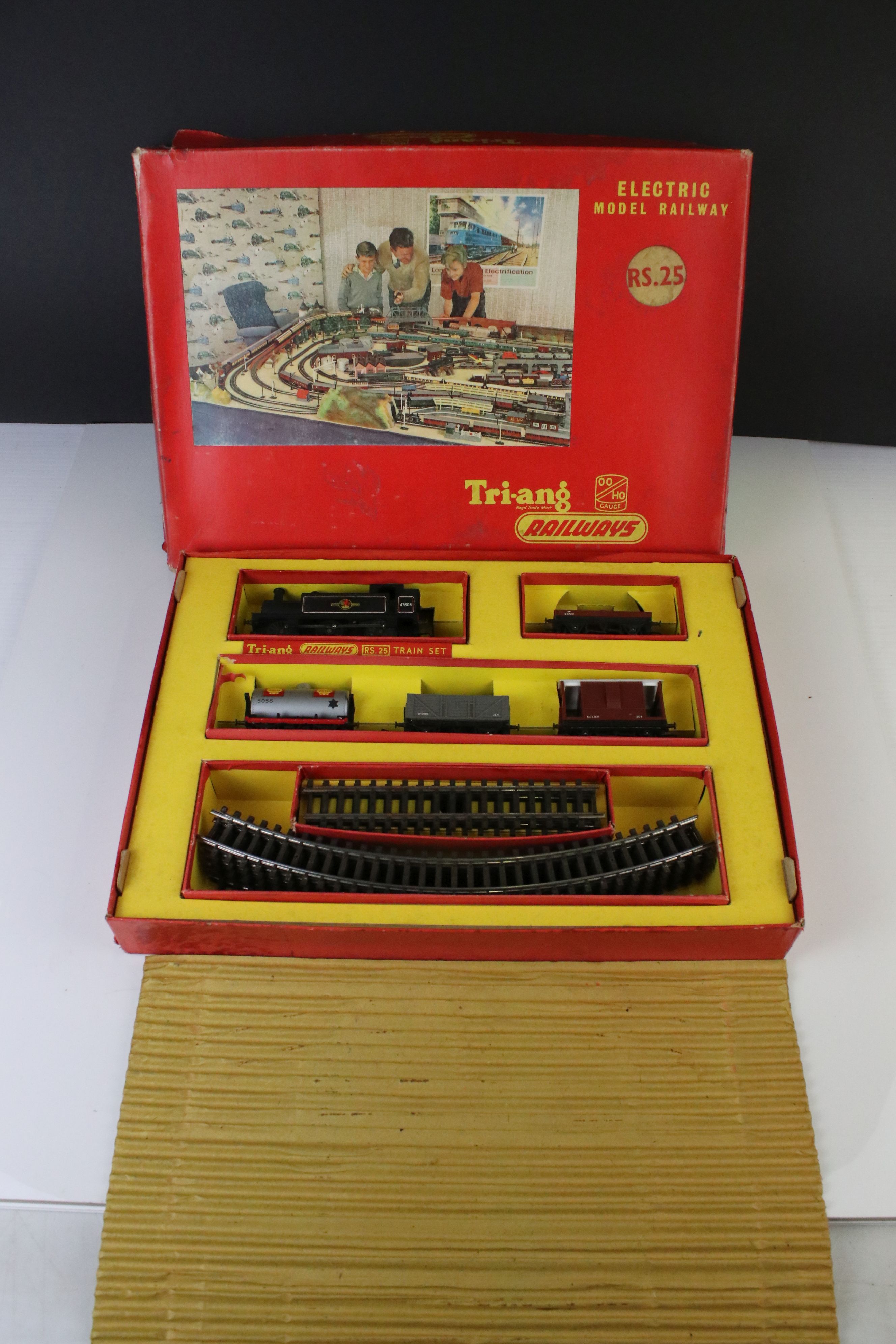 Three boxed Triang OO gauge train sets to include RS25, RO and Princess Elizabeth set plus a boxed - Image 9 of 19