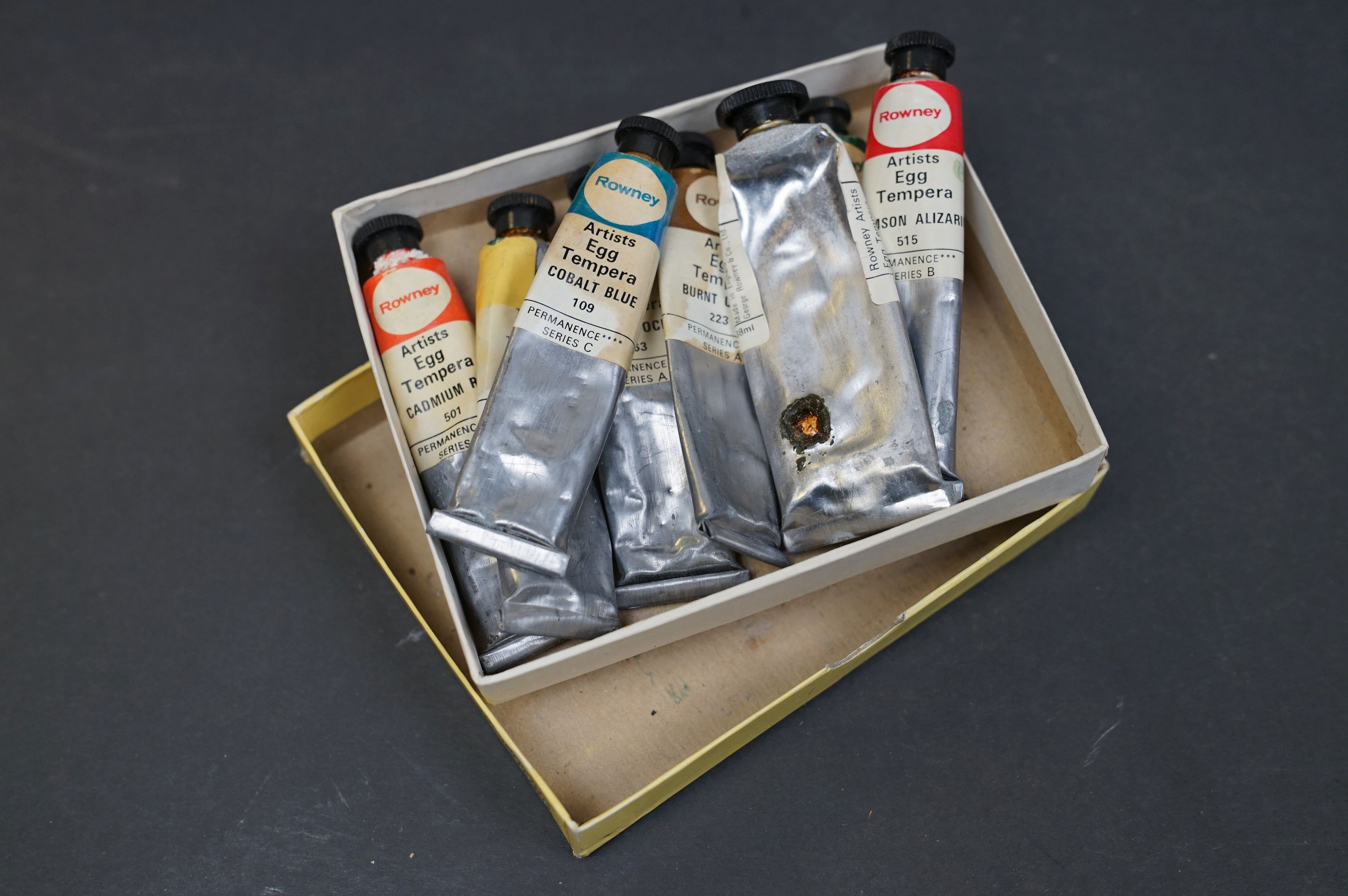A collection of vintage art supplies and drawing equipment within wooden boxes. - Bild 14 aus 14