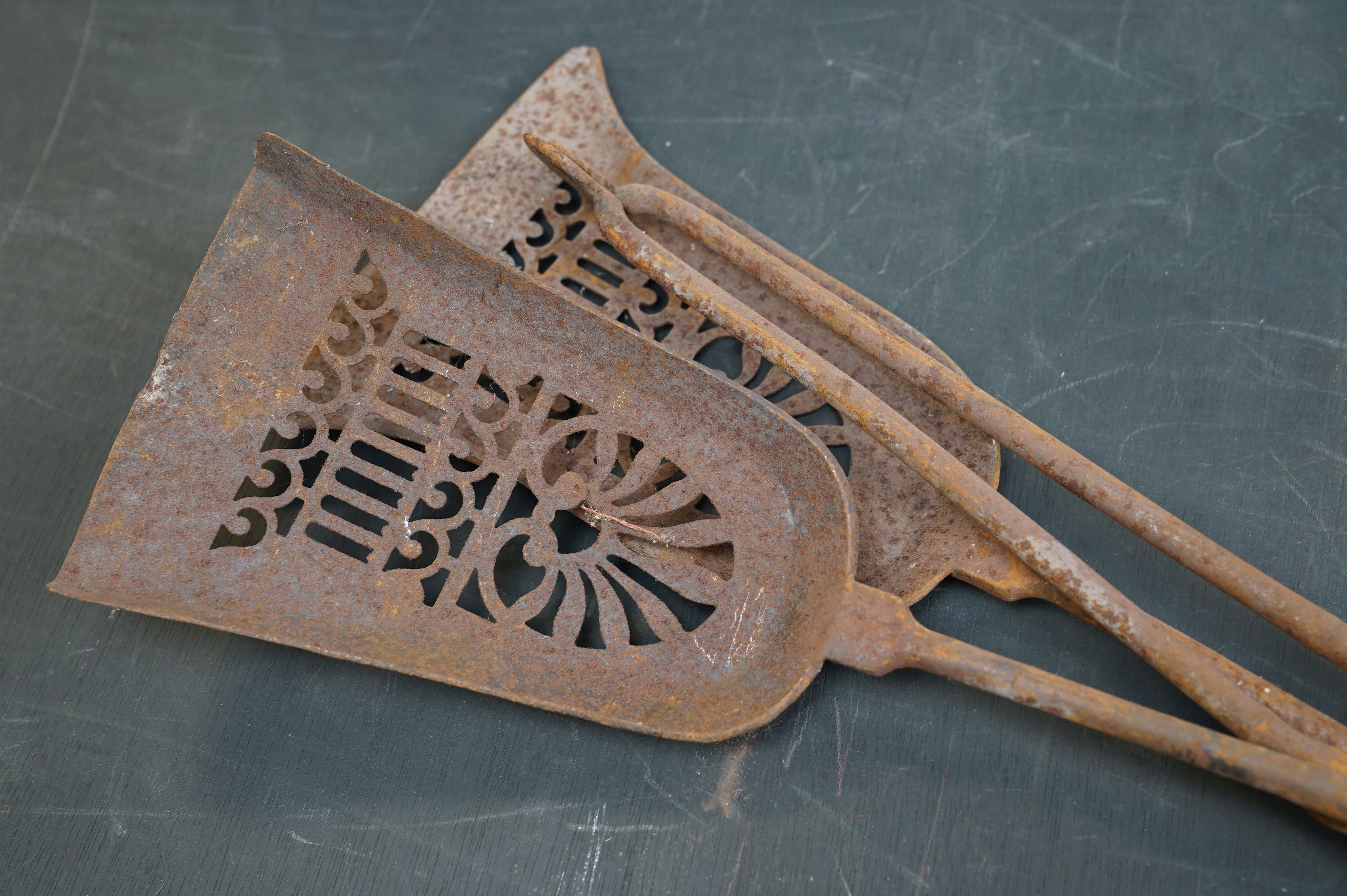 A vintage iron three piece fire tool companion set comprising of two shovels and a pair of tongs. - Image 2 of 6