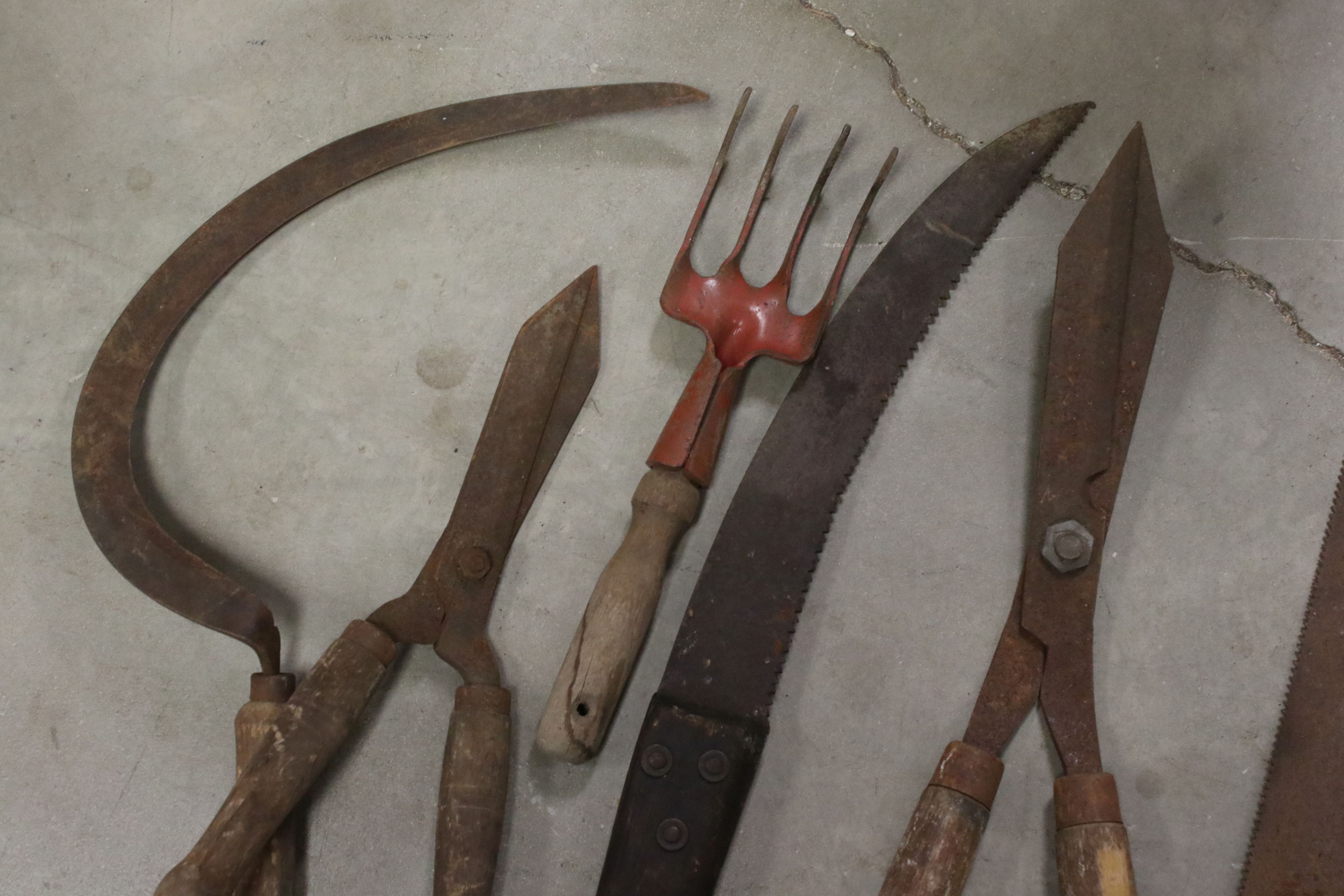 A small group of vintage gardening tools to include shears and saws. - Bild 3 aus 4