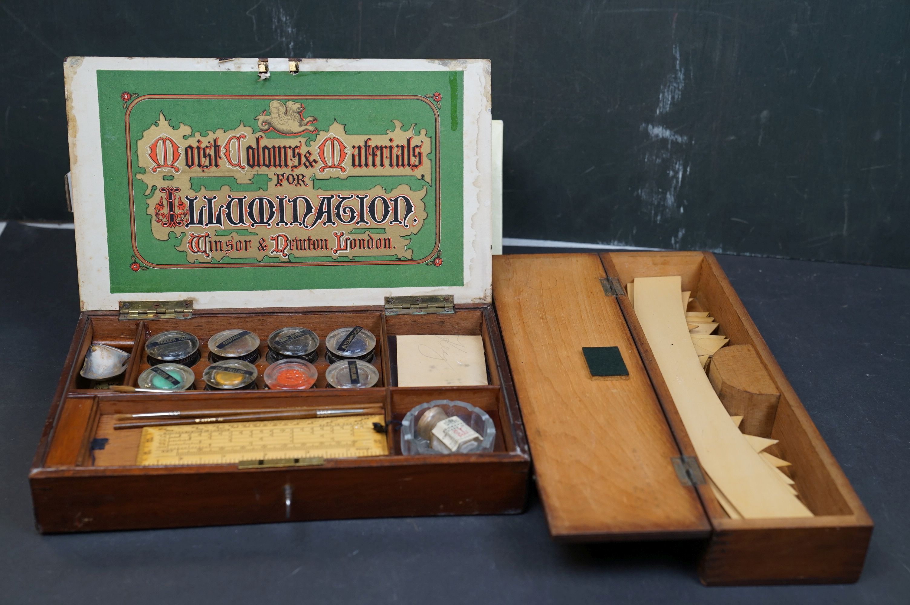 A collection of vintage art supplies and drawing equipment within wooden boxes. - Bild 12 aus 14
