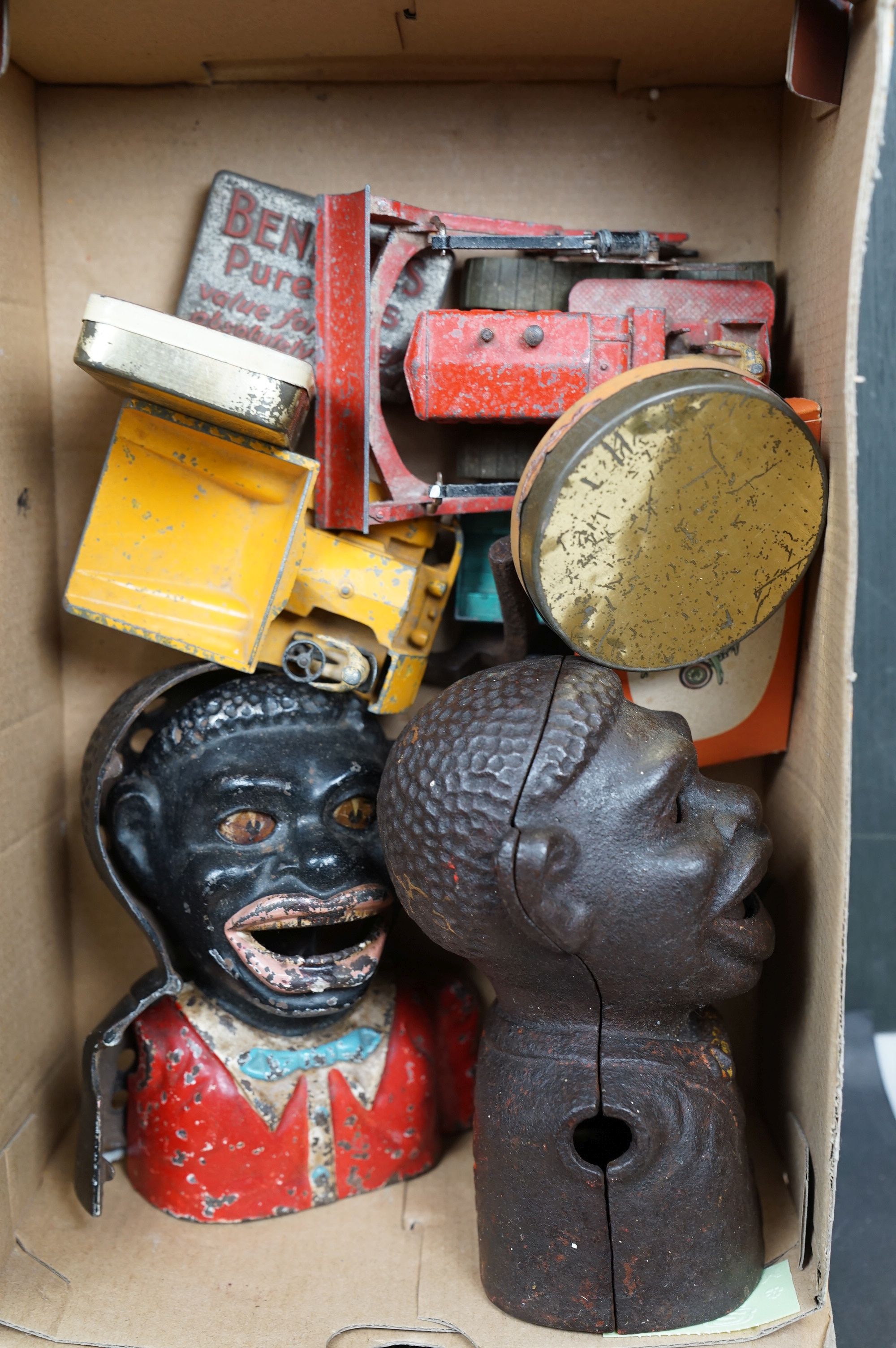 A box of mixed collectables to include battery operated robots, iron money boxes and Dinky diecast - Image 14 of 19