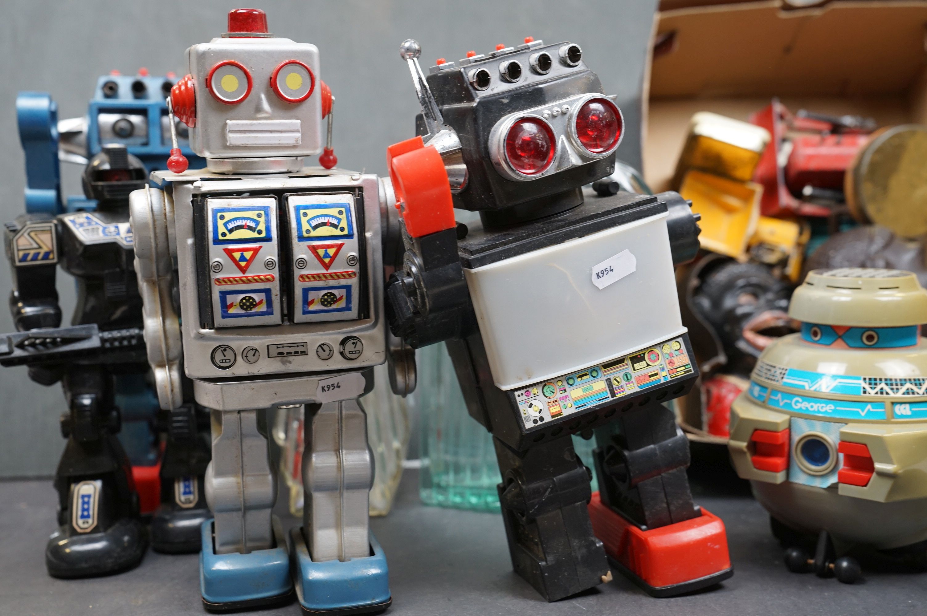 A box of mixed collectables to include battery operated robots, iron money boxes and Dinky diecast - Image 4 of 19