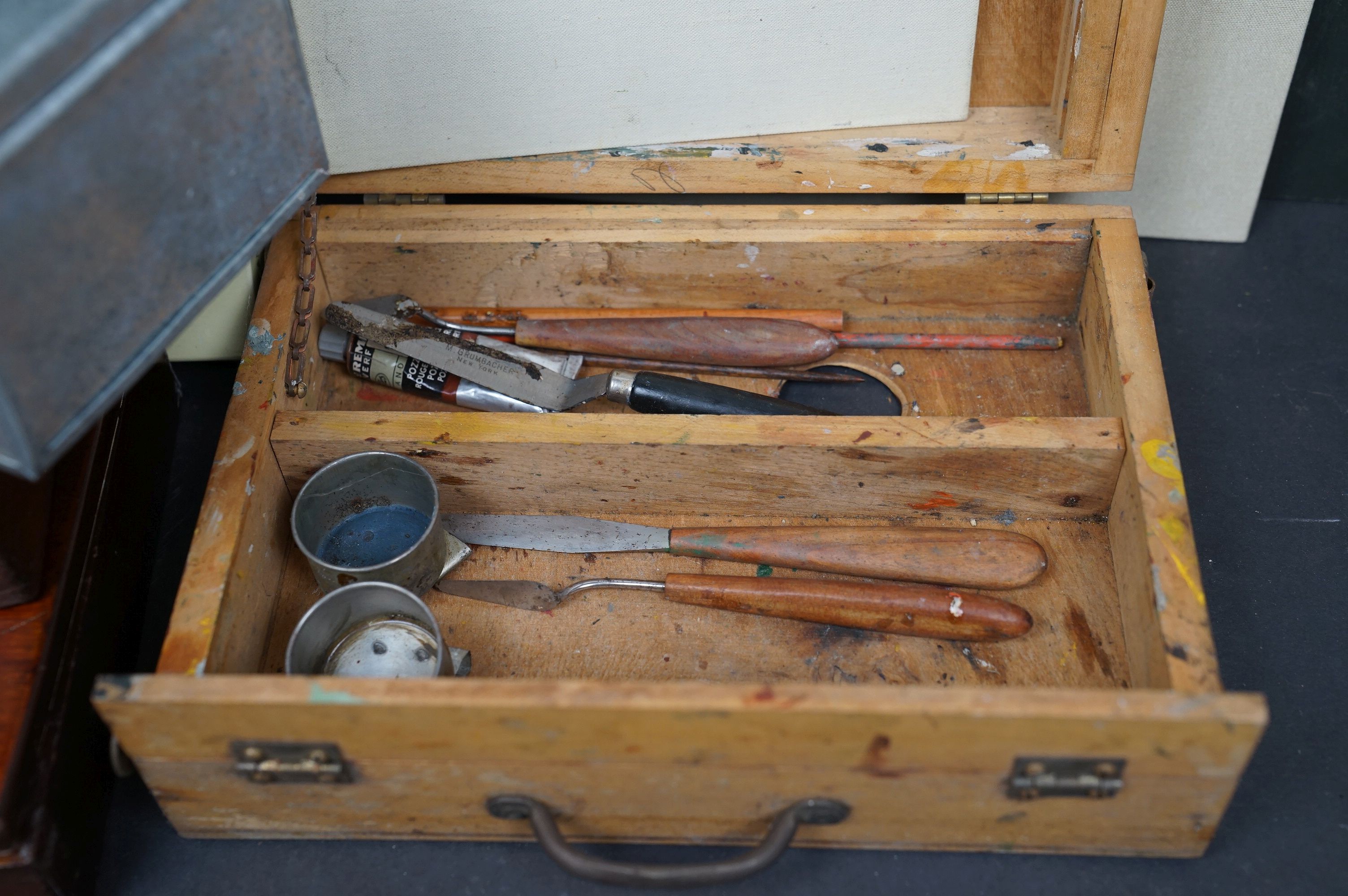 A collection of vintage art supplies and drawing equipment within wooden boxes. - Bild 7 aus 14