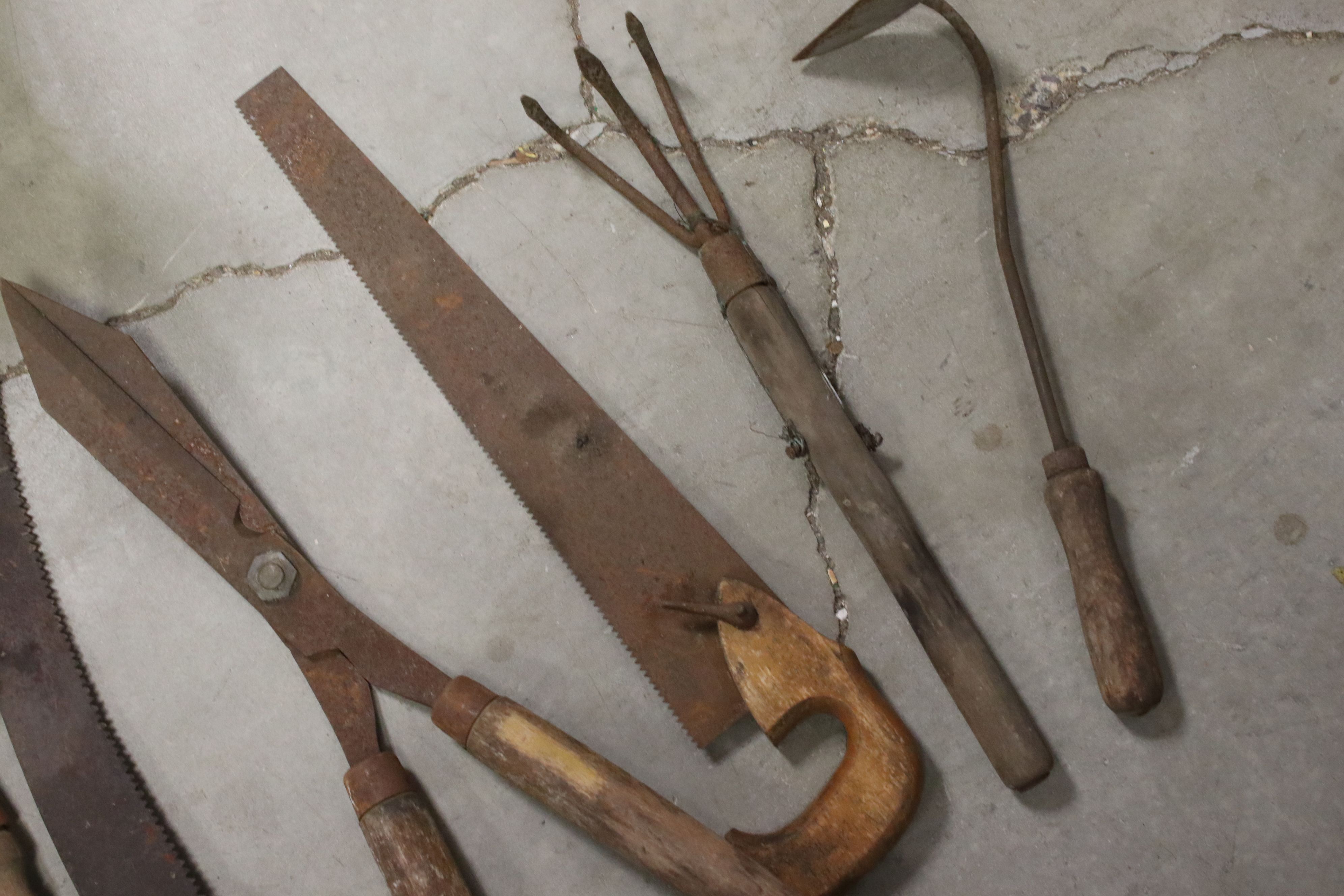 A small group of vintage gardening tools to include shears and saws. - Bild 4 aus 4