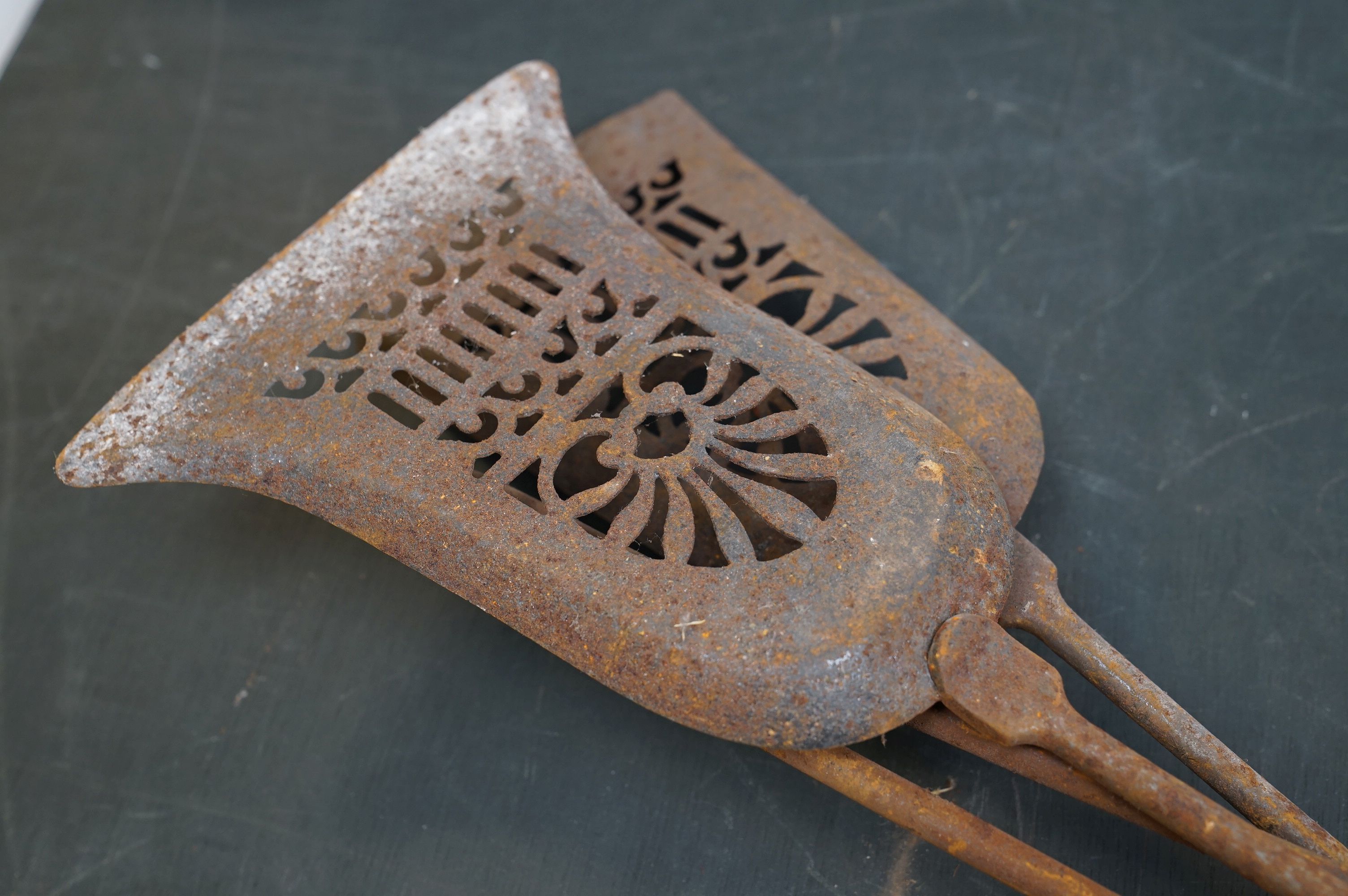 A vintage iron three piece fire tool companion set comprising of two shovels and a pair of tongs. - Image 5 of 6