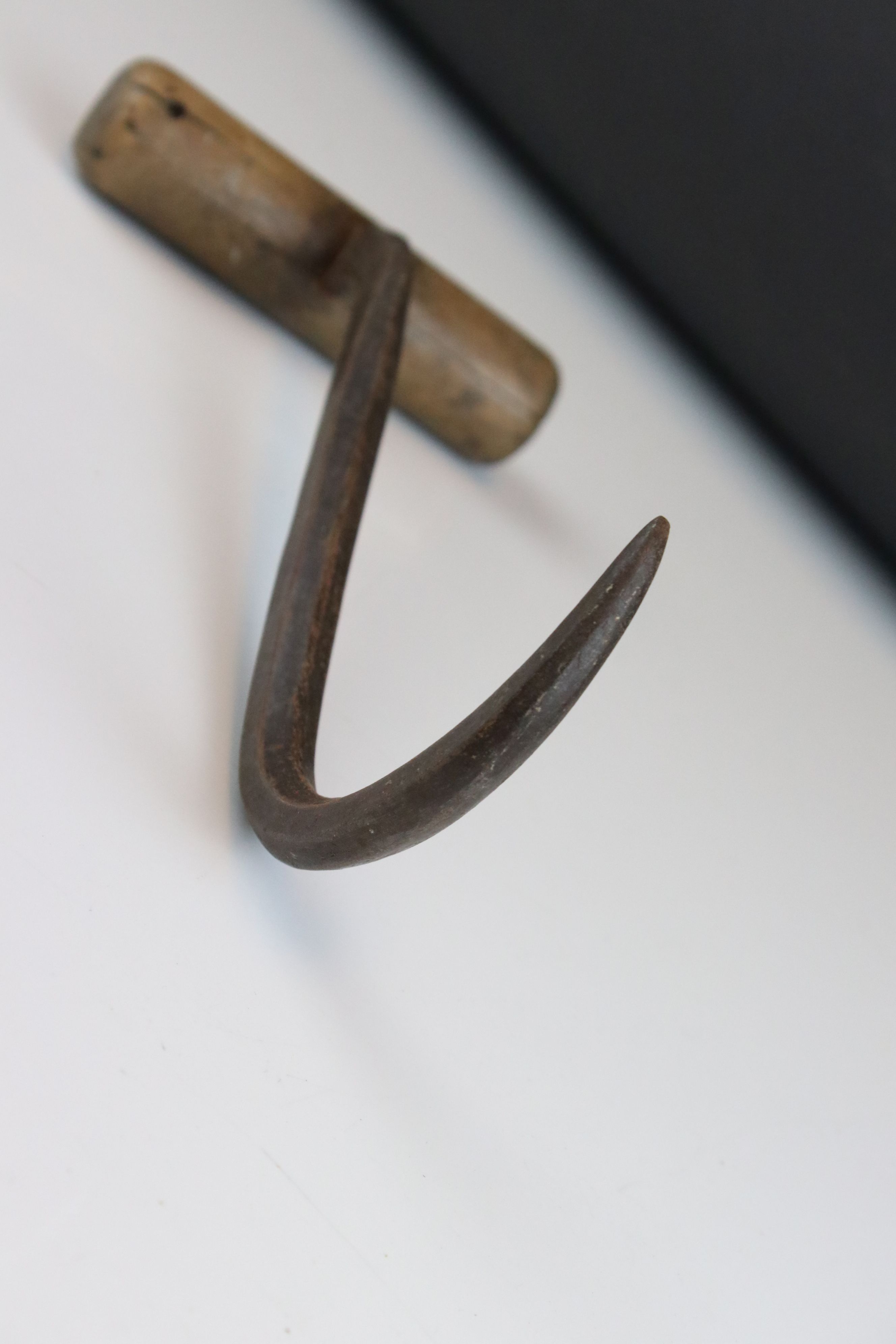 Antique 19th century Iron Game / Grain Hook with Wooden Handle, 27cms high - Image 2 of 4