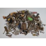 Large quantity of vintage and other keys and padlocks