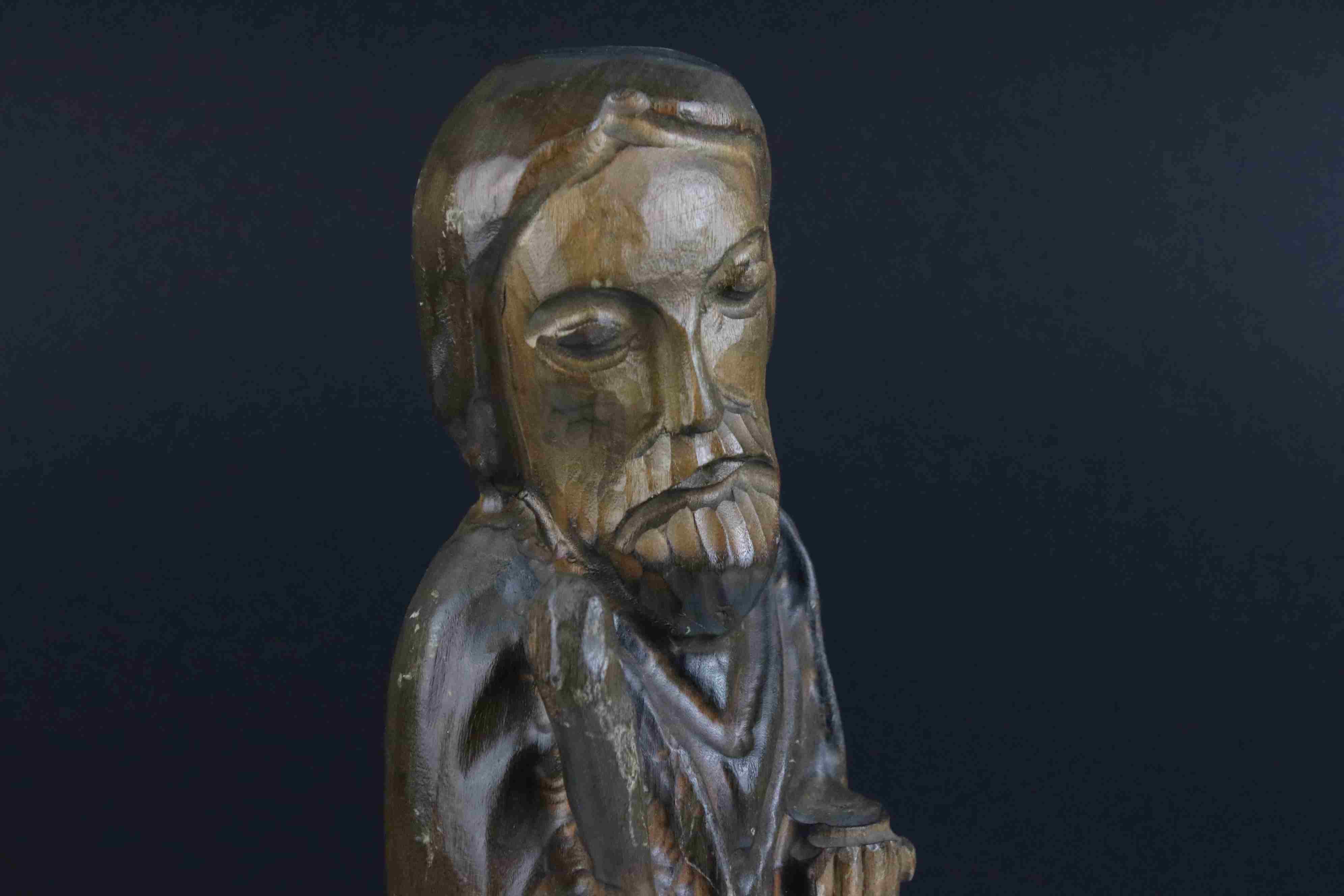 A carved wooden figure of a religious figure. - Bild 2 aus 4