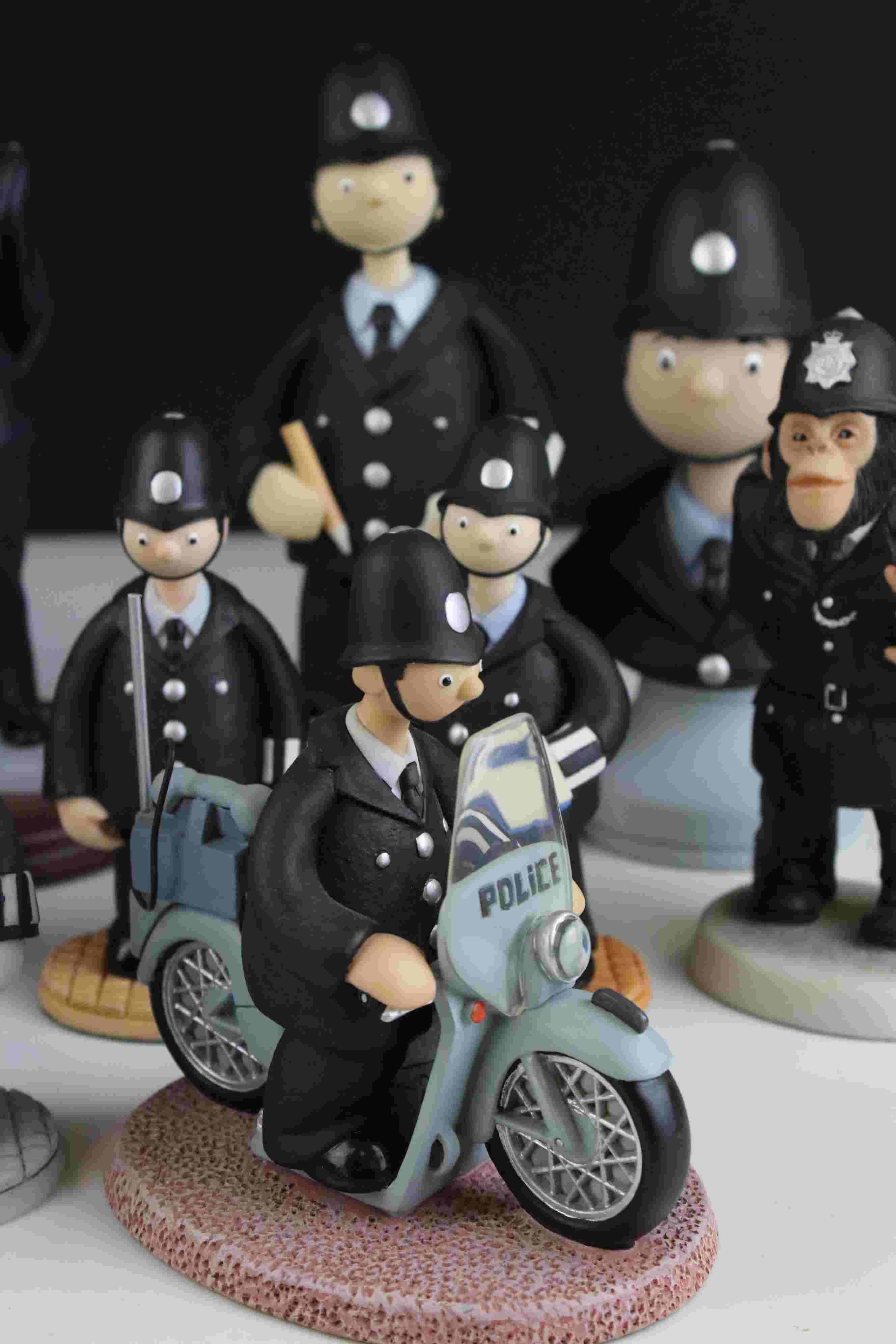 Collection of approximately Thirteen Robert Harrop Policeman figures including Camberwick Green - Bild 5 aus 7