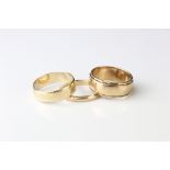 9ct yellow gold wedding band, width approx 2mm, ring size M½, together with a 9ct yellow gold