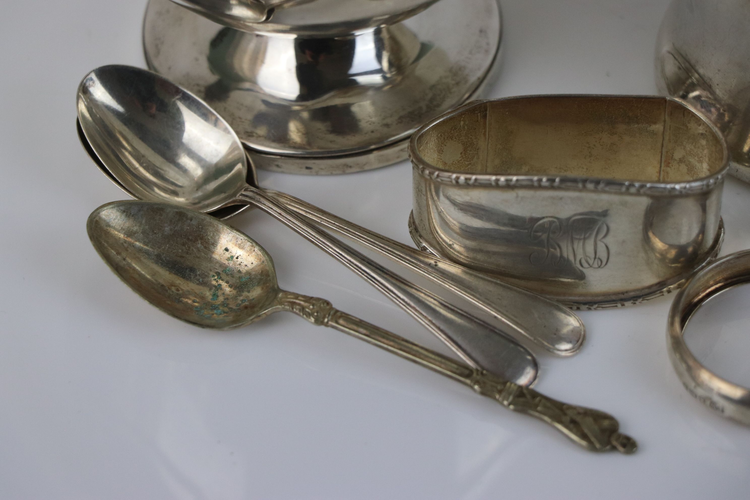 A collection of fully hallmarked sterling silver to include sugar bowl, cup, napkin rings and - Image 4 of 6