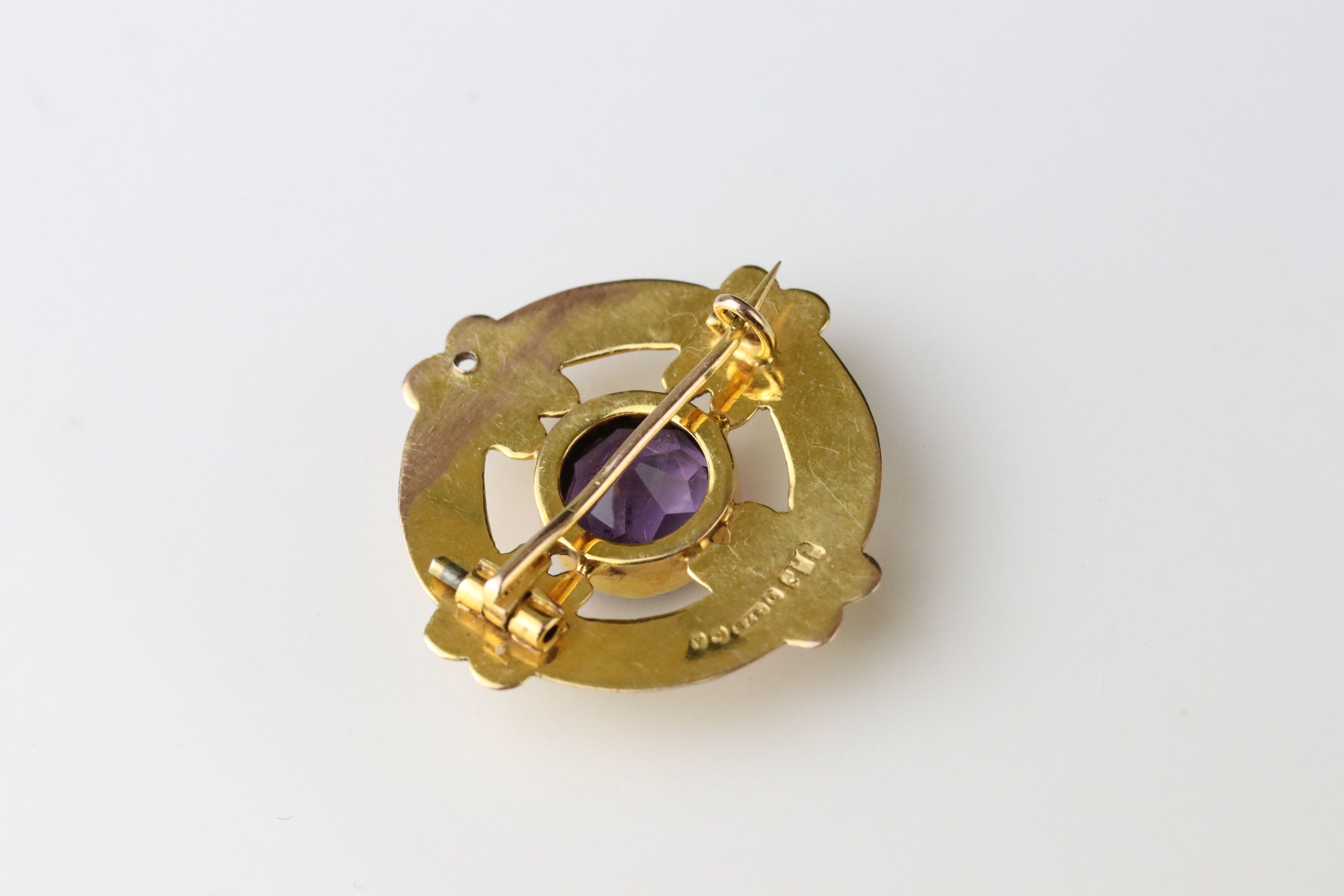 Victorian amethyst 9ct gold brooch, the round mixed cut amethyst diameter approx 8mm, collet - Image 4 of 4