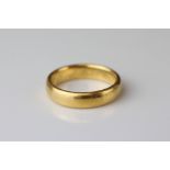 Edwardian 22ct yellow gold wedding band, engraved to inner shank "God has made us one", London 1903,