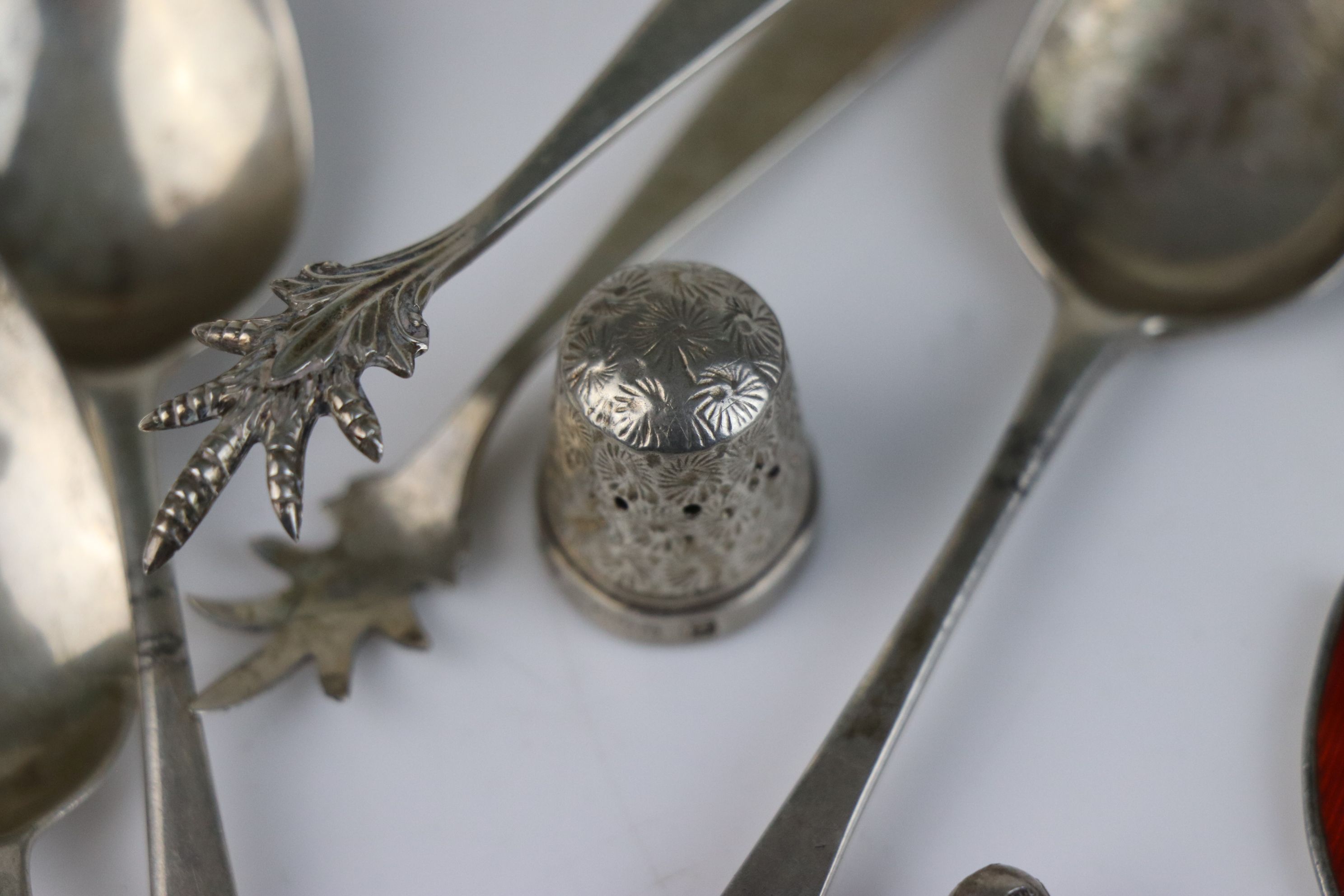 A collection of fully hallmarked sterling silver to include teaspoons, sugar tongs, sovereign case - Image 5 of 8