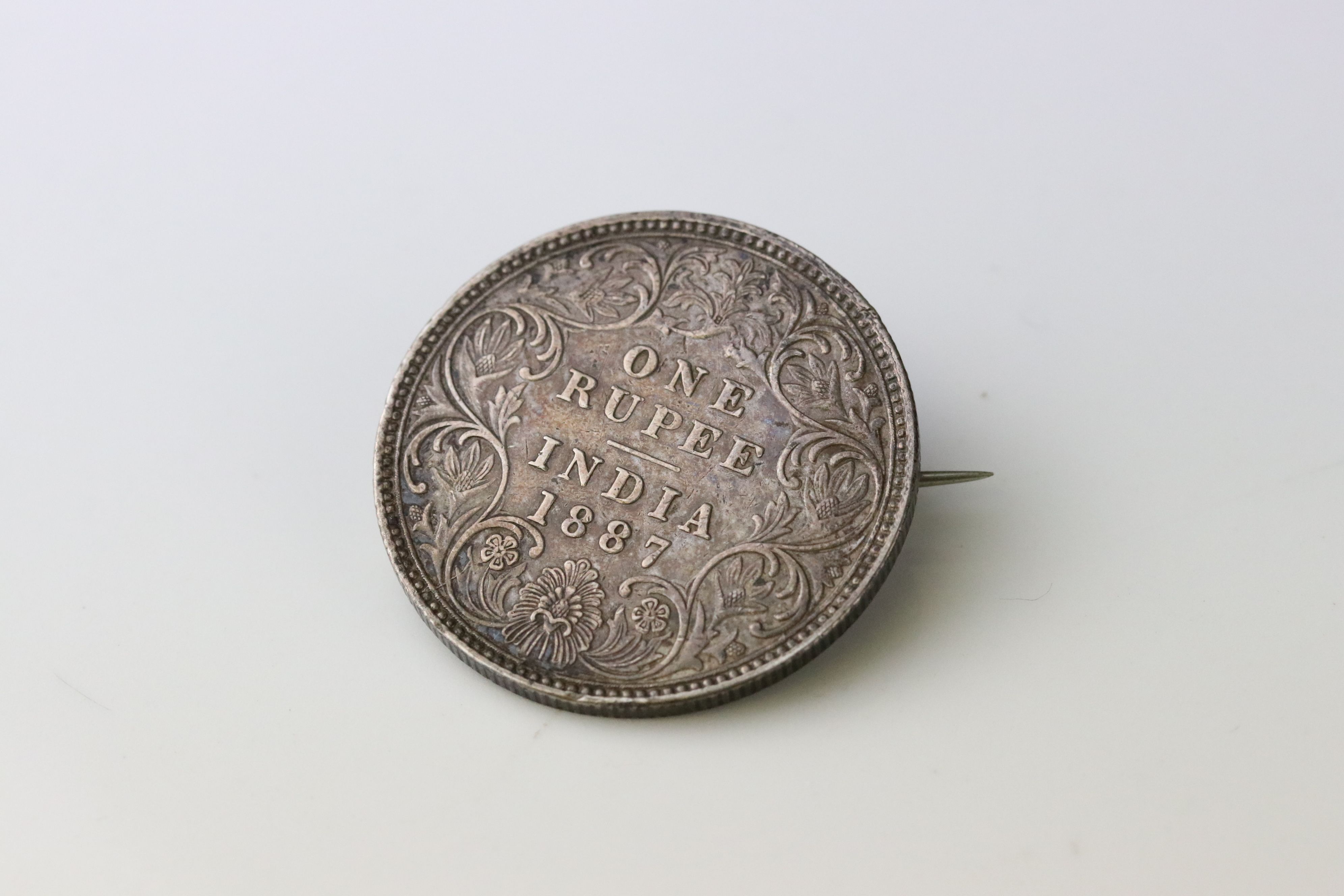 Collection of Victorian brooches to include yellow metal brooch, silver oval brooch with floral - Image 7 of 7