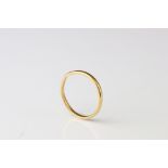 22ct yellow gold wedding band, width approx 1.5mm, ring size L