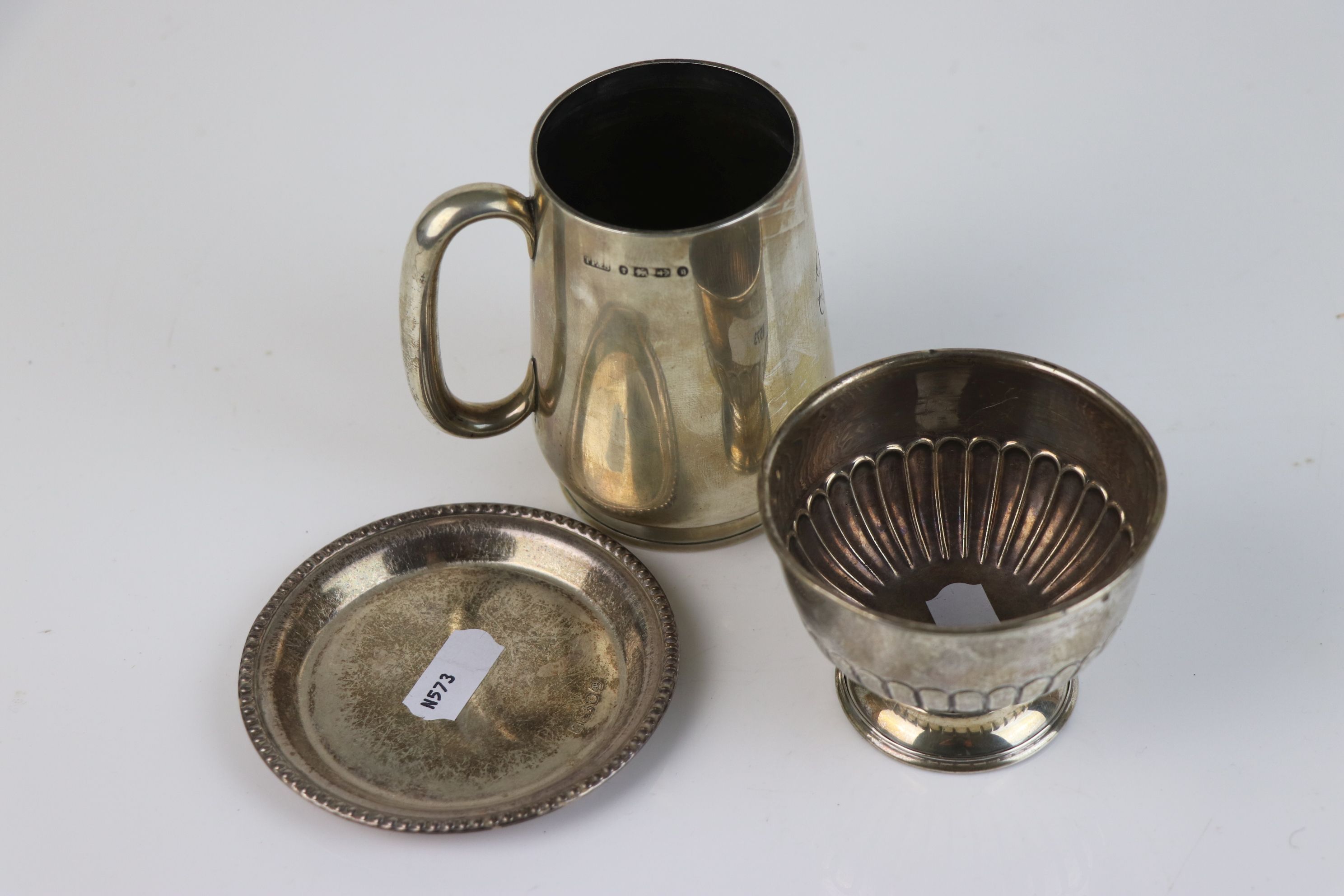 A collection of fully hallmarked sterling silver to include a pin dish, sugar bowl and a tankard, - Image 2 of 5