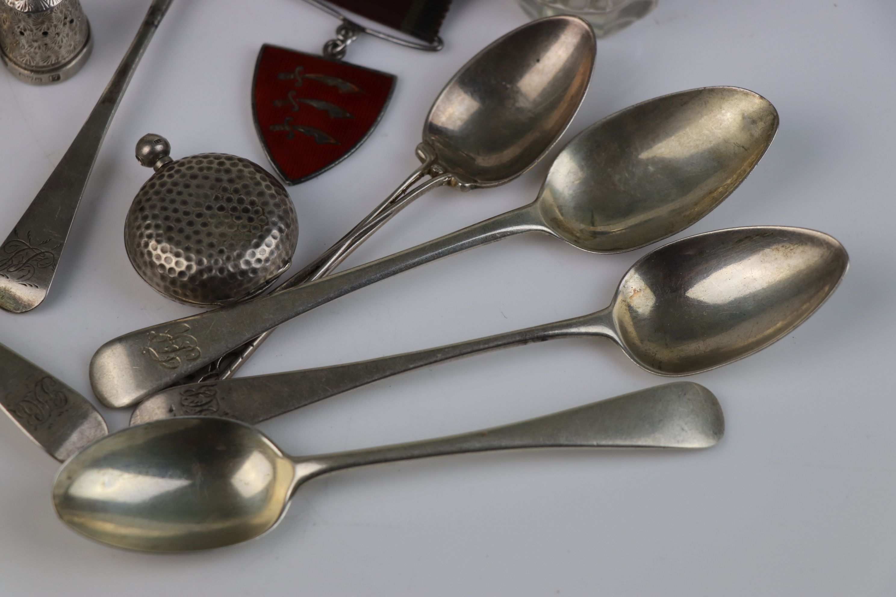 A collection of fully hallmarked sterling silver to include teaspoons, sugar tongs, sovereign case - Image 3 of 8