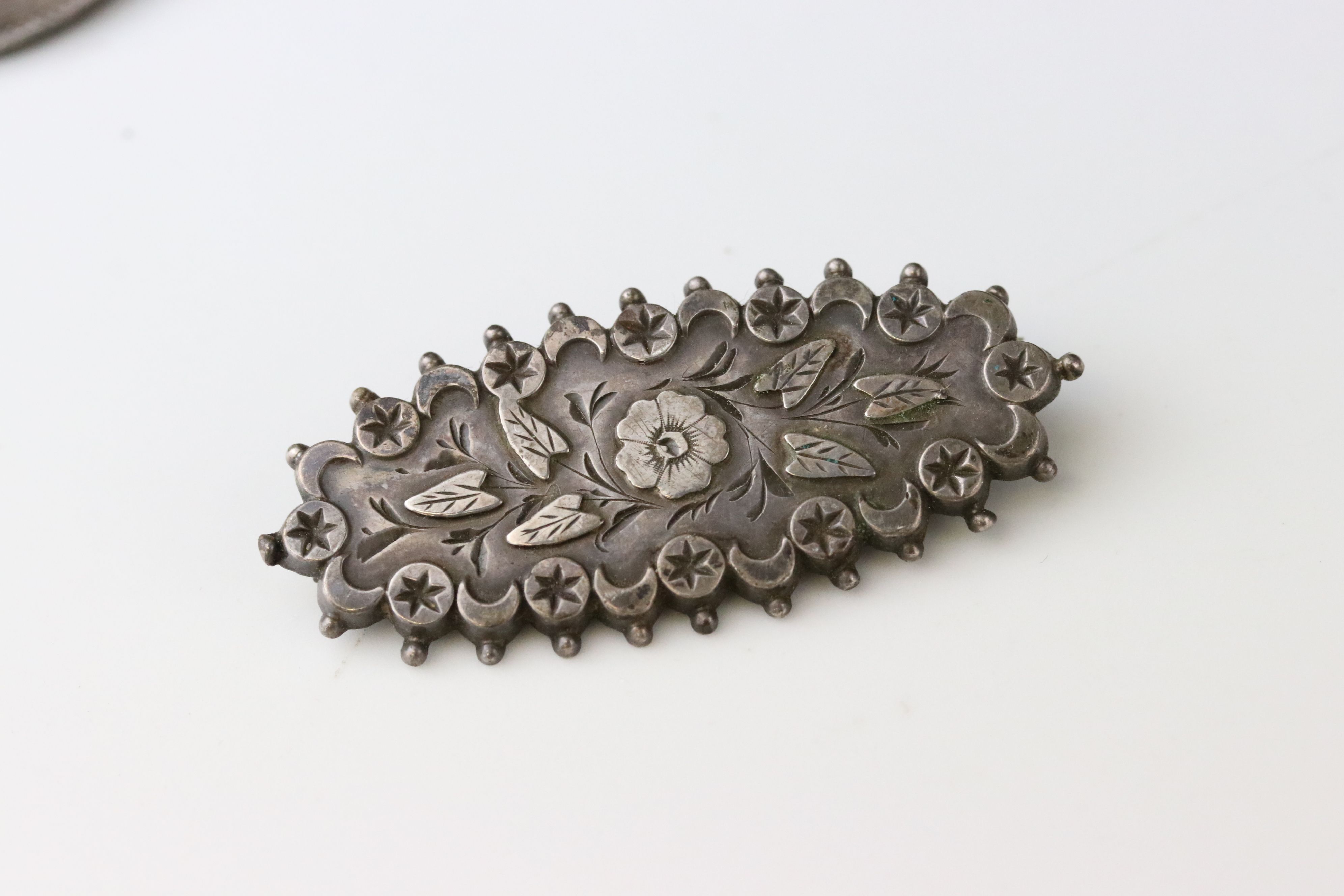 Collection of Victorian brooches to include yellow metal brooch, silver oval brooch with floral - Image 6 of 7