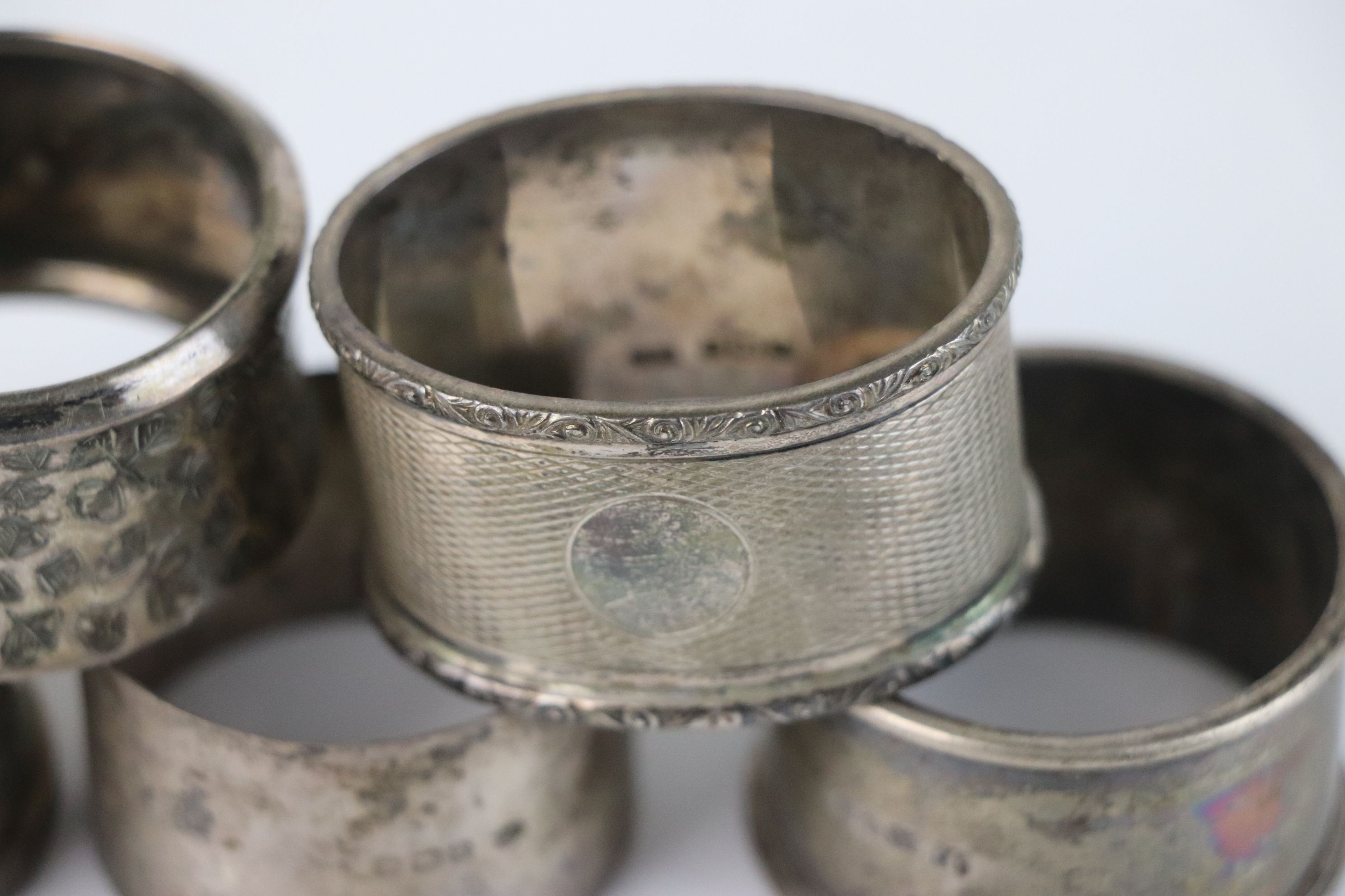 A group of five fully hallmarked sterling silver napkin rings, various makers and assay marks. - Image 3 of 8