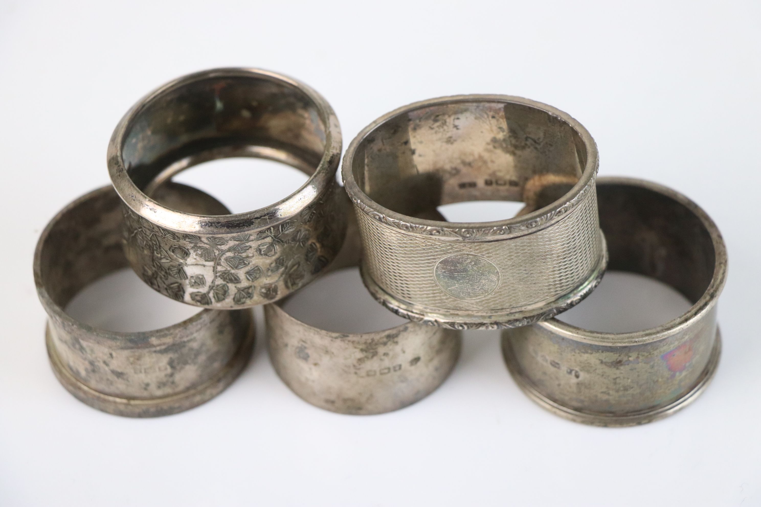 A group of five fully hallmarked sterling silver napkin rings, various makers and assay marks. - Image 8 of 8