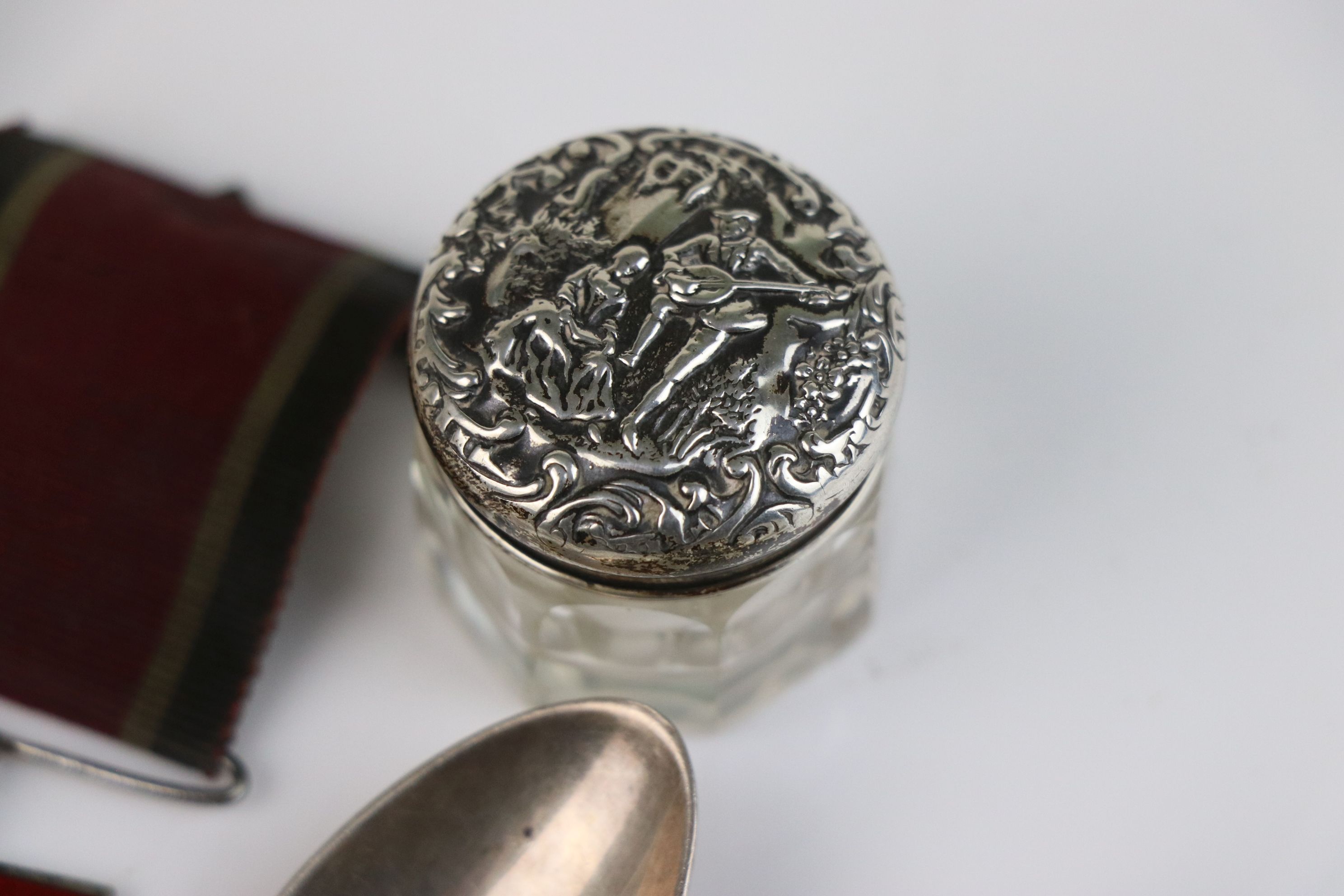 A collection of fully hallmarked sterling silver to include teaspoons, sugar tongs, sovereign case - Image 6 of 8
