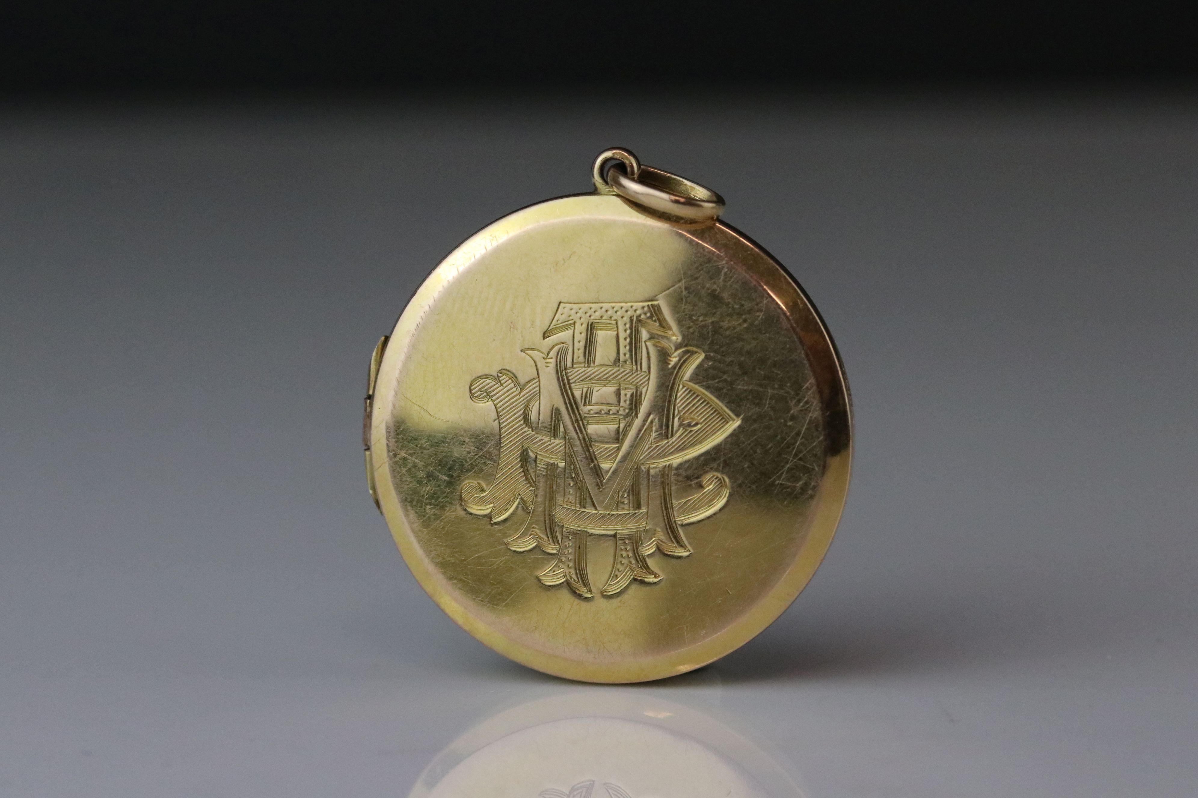 9ct gold circular locket, engraved monogram, diameter approx 3cm