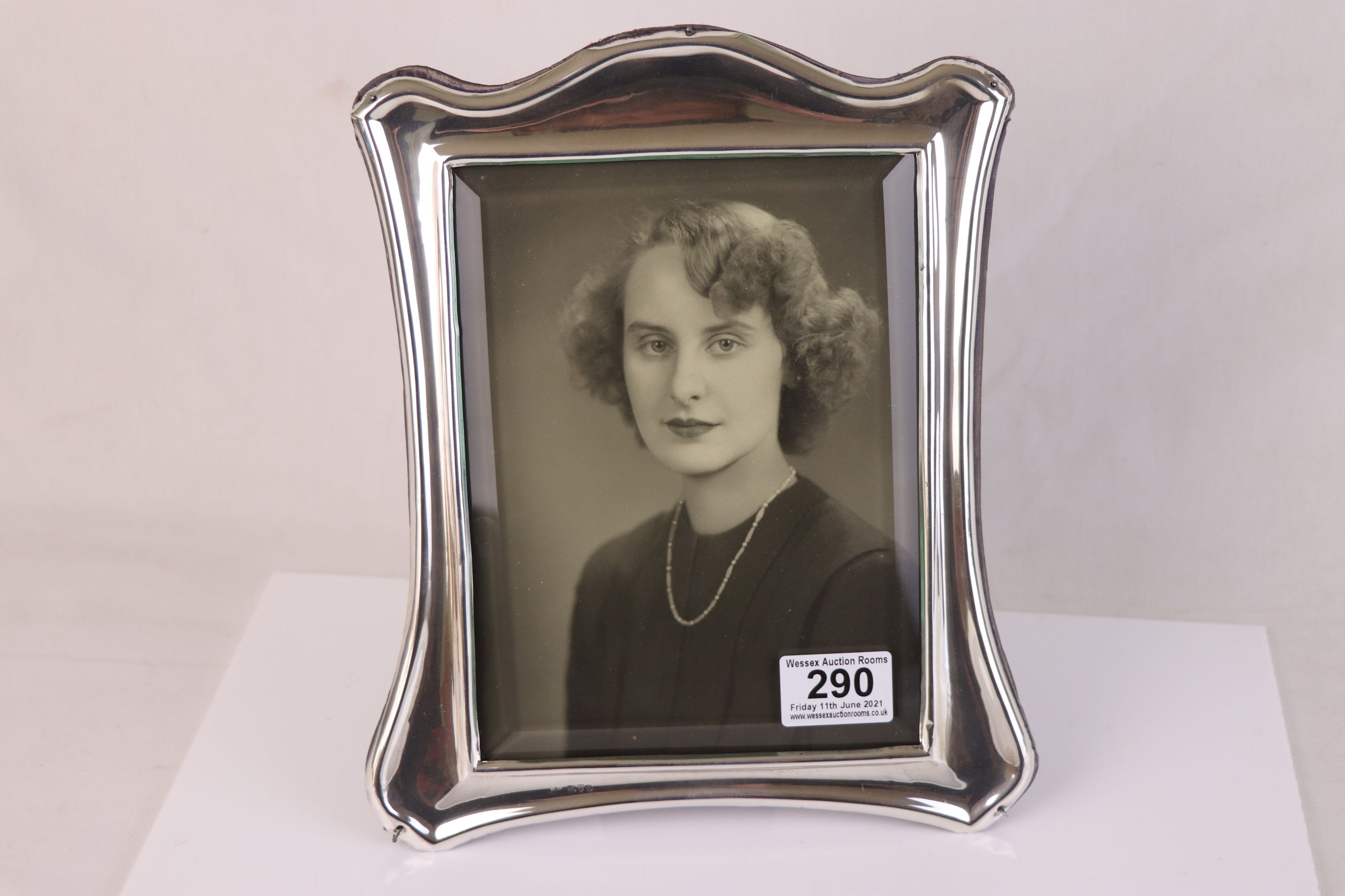 A fully hallmarked sterling silver photograph frame with bevelled glass, measures approx 10.5" x - Image 2 of 5