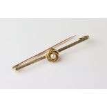 Edwardian pearl 15ct yellow gold bar brooch, the cream pearl diameter approx 3.5mm, knot surround,